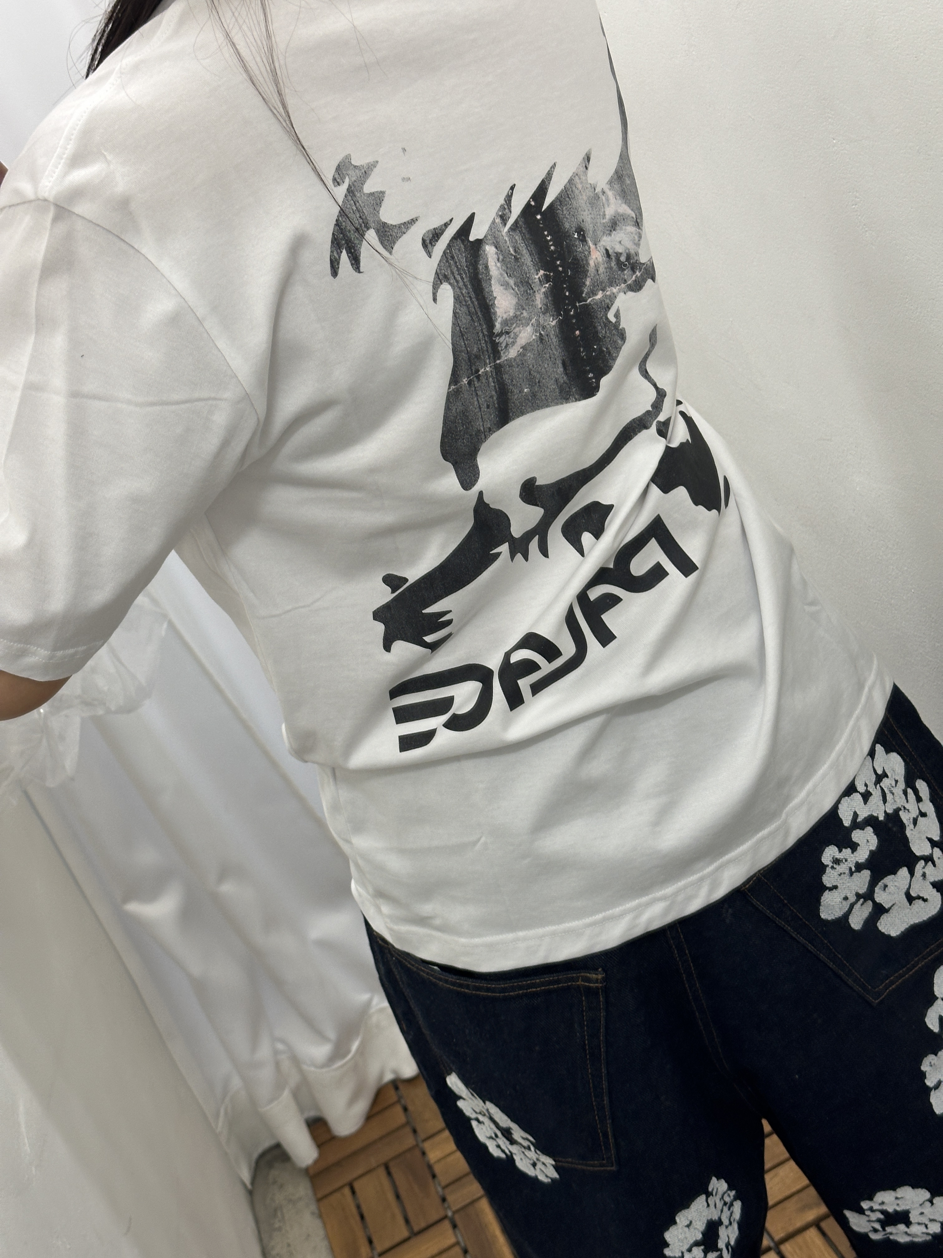 Supreme x Margaret Keane Teardrop T-Shirt White - 24SS, Palace x Oakley T-Shirt White - 23SS 착용 스타일 - 4