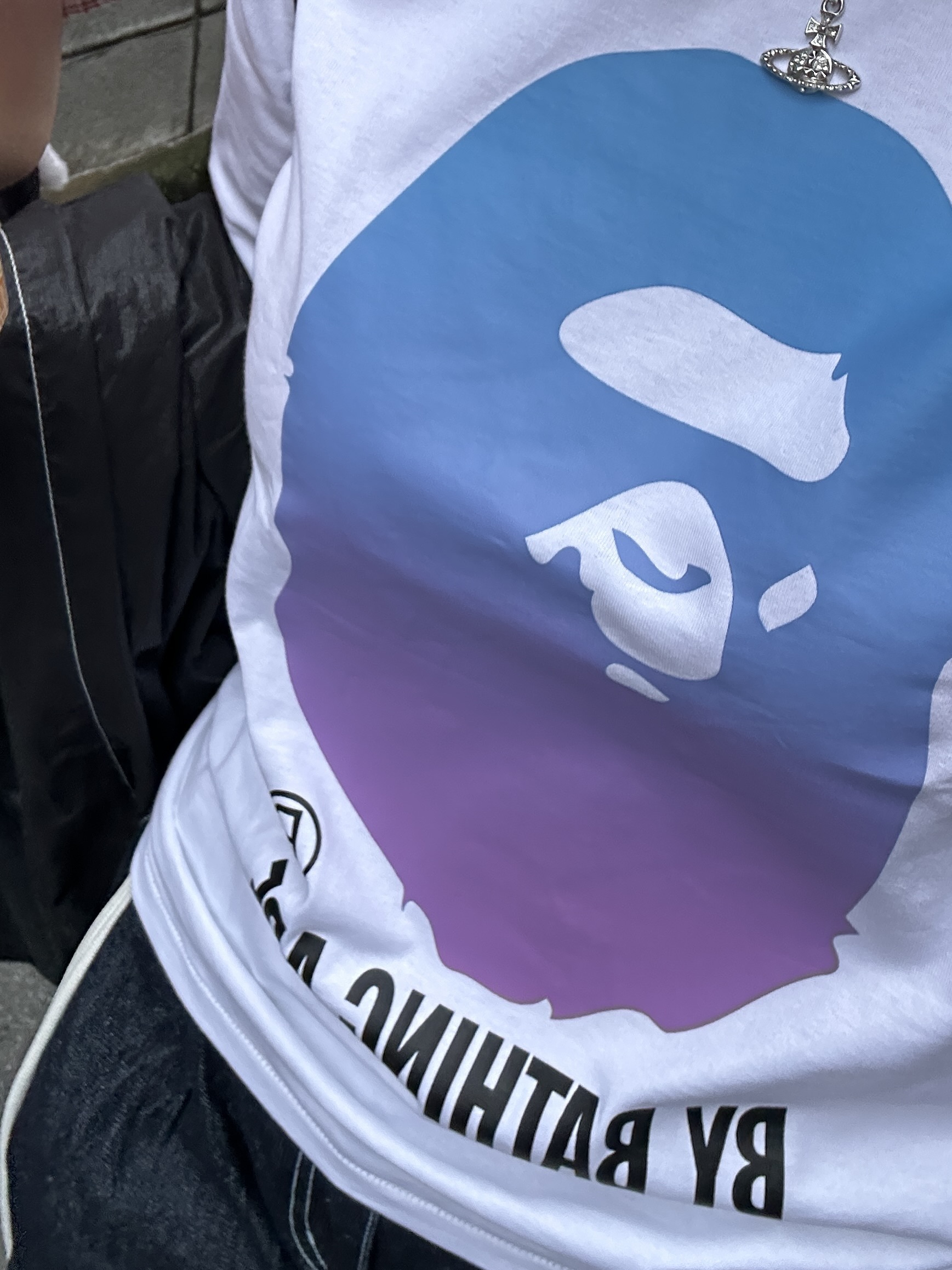 (W) BAPE Gradation By Bathing Ape T-Shirt White 착용 스타일 - 2