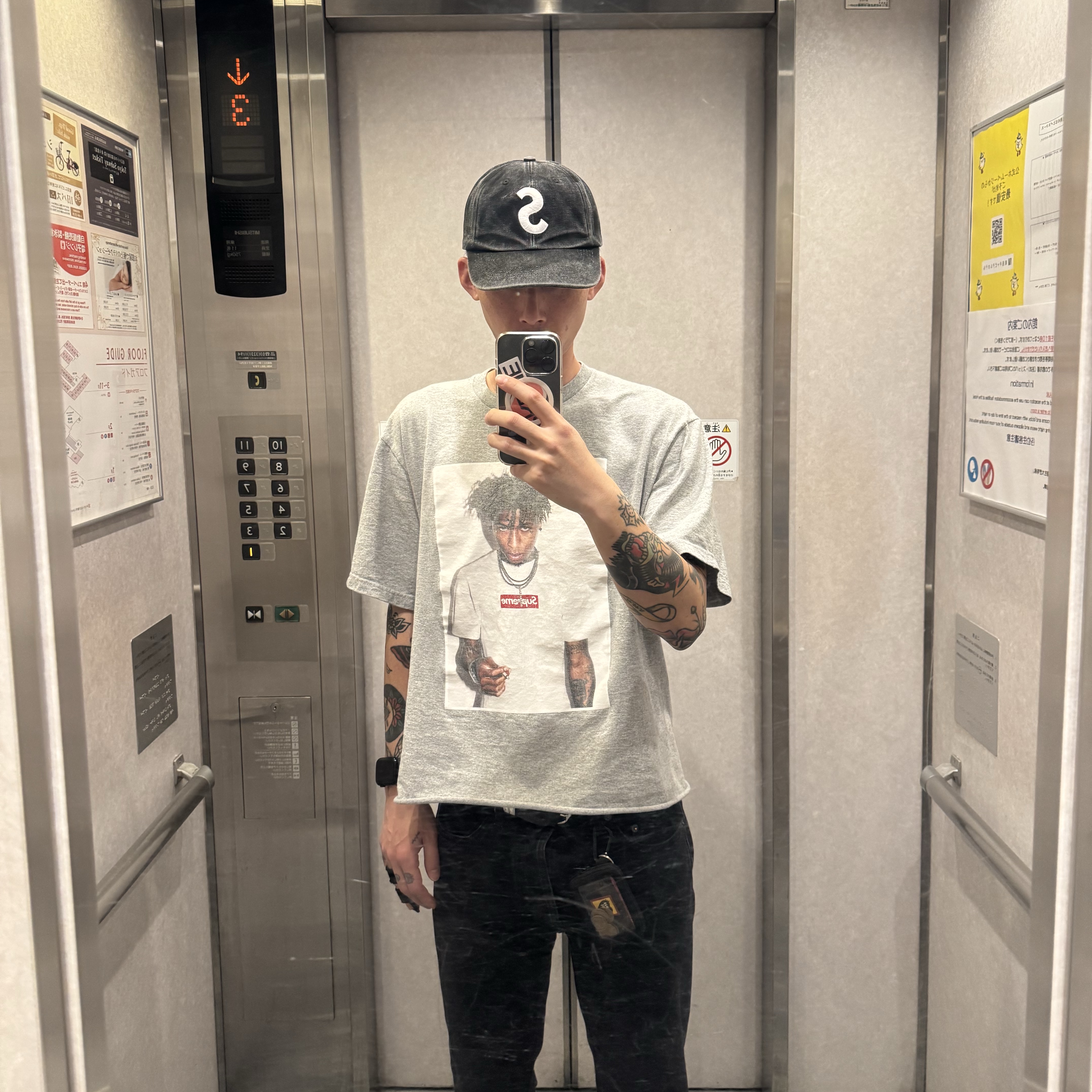 Supreme NBA Youngboy T-Shirt Heather Grey - 23FW, Supreme Pigment S Logo 6-Panel Black - 24FW 착용 스타일 - 1