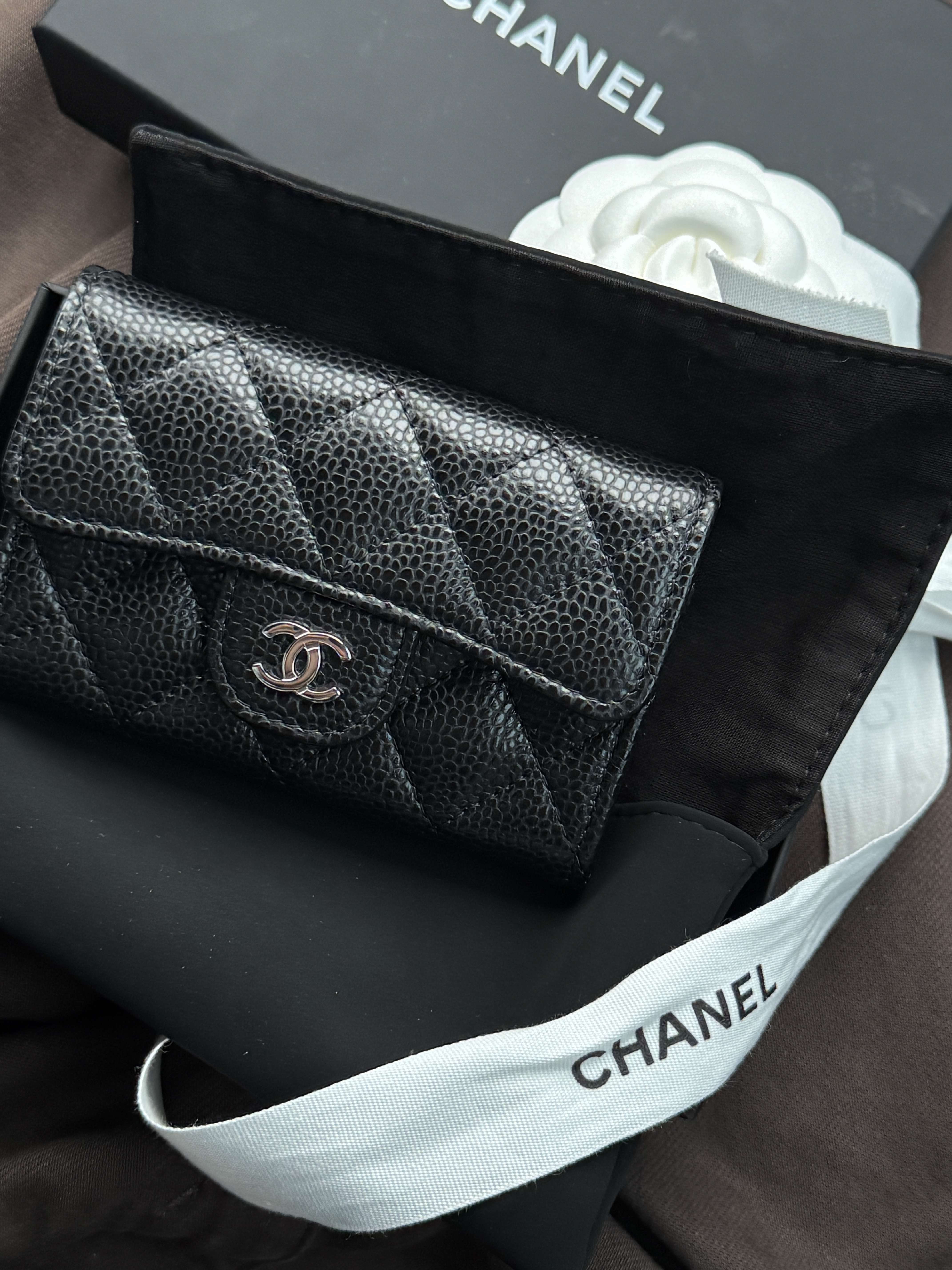 Chanel Classic Card Holder Grained Calfskin & Silver Black 착용 스타일