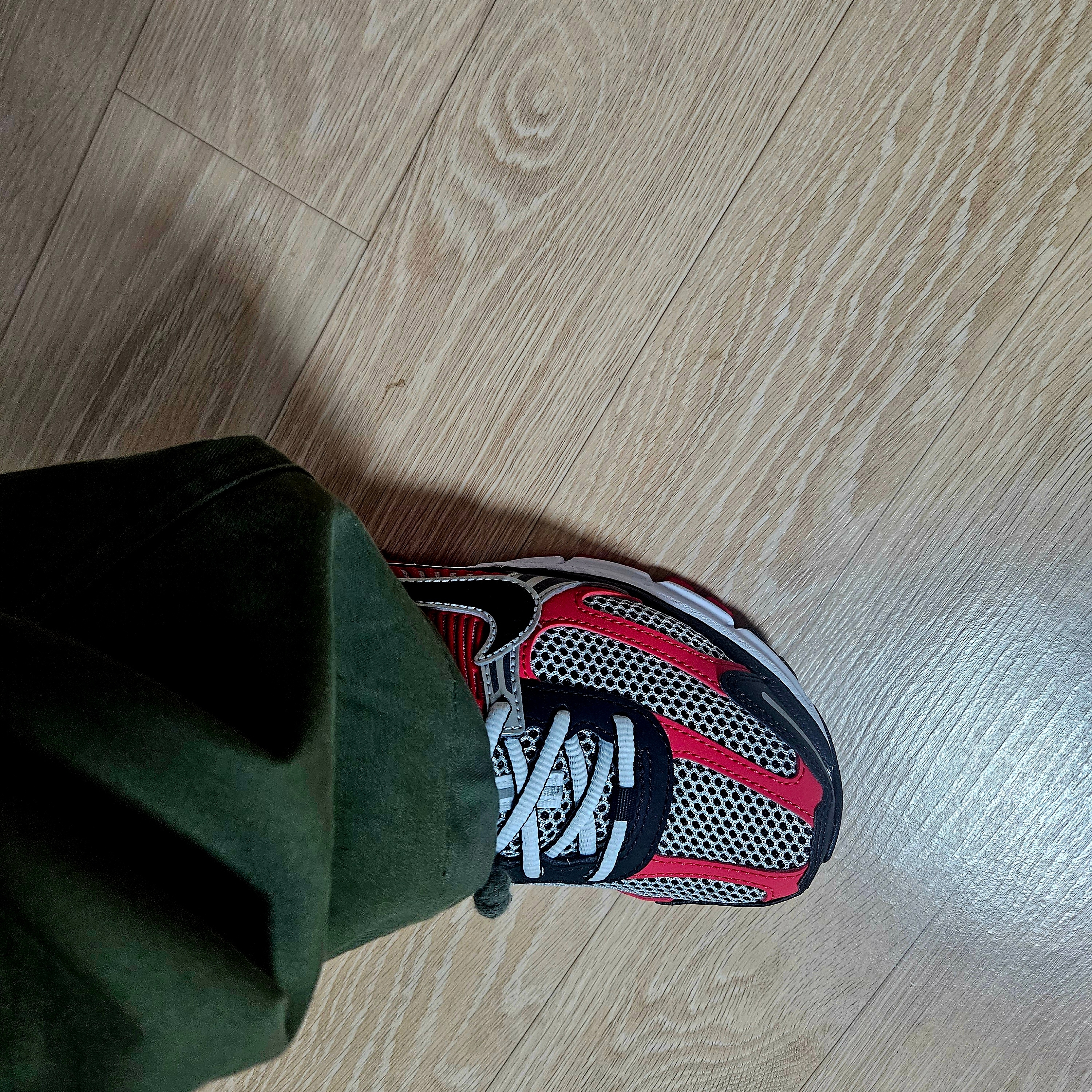 Nike Zoom Vomero 5 Metallic Silver University Red 착용 스타일