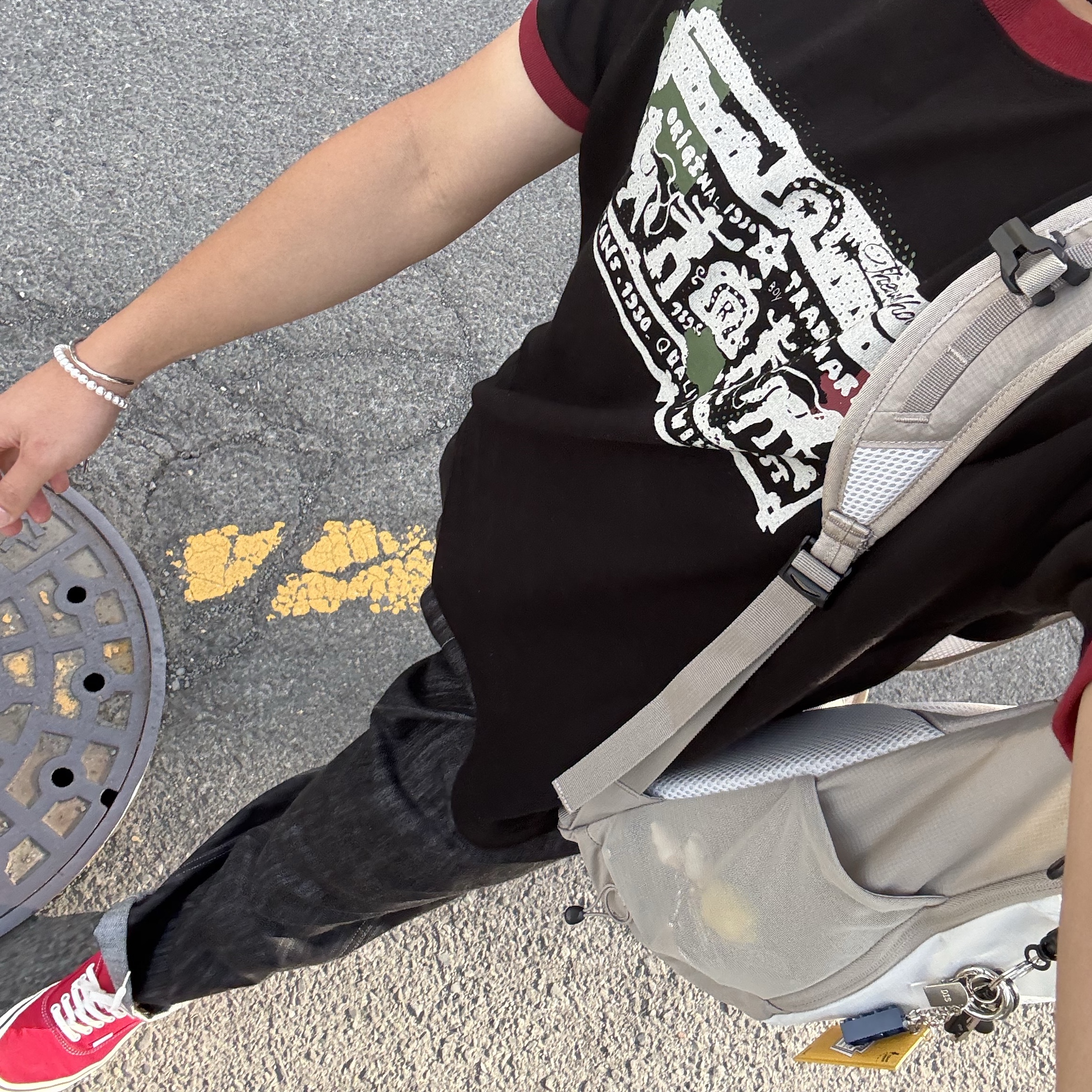 Vans Authentic 44 DX Anaheim Factory Racing Red, Salomon Trailblazer 10 Grey 착용 스타일 - 2