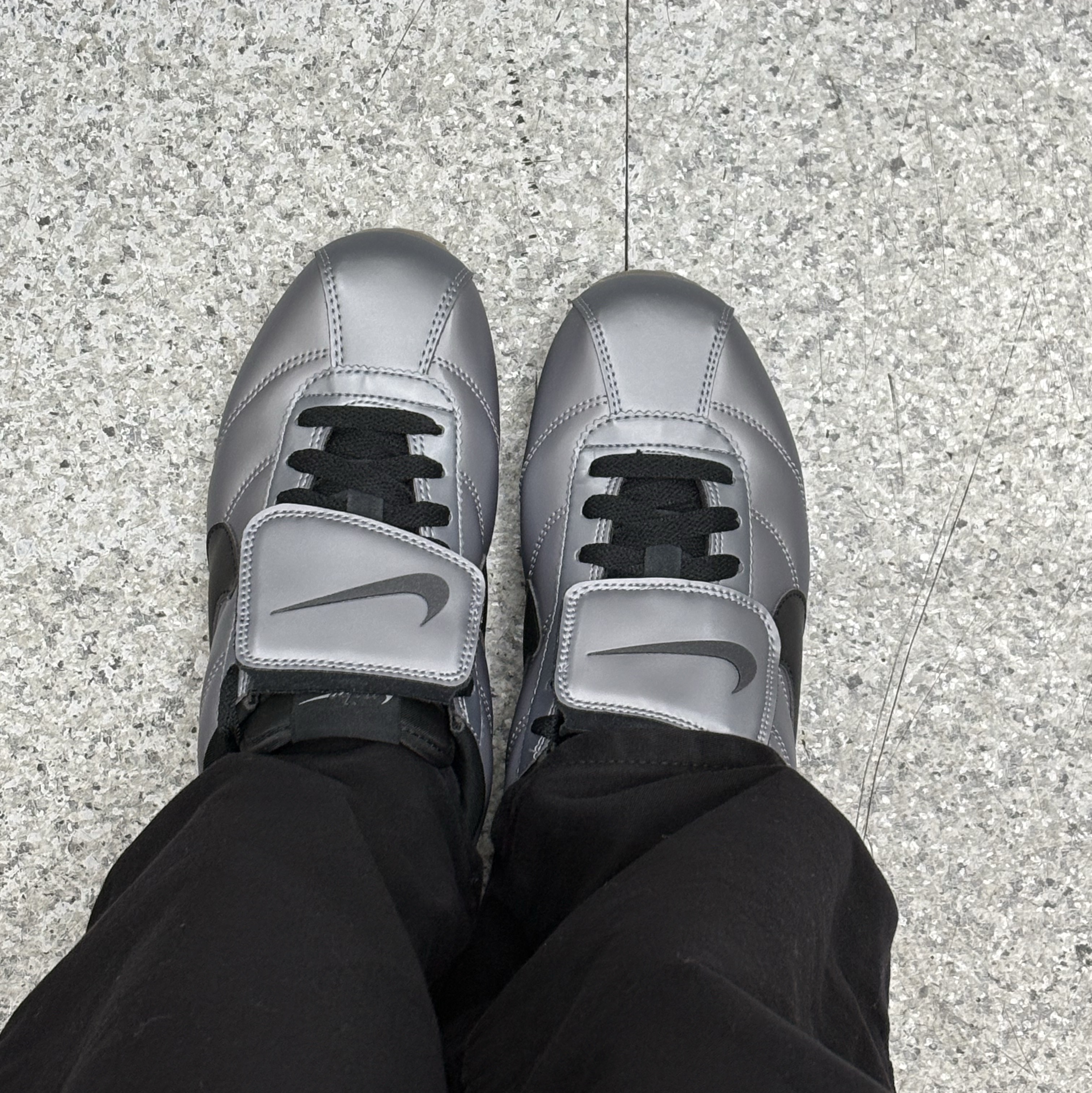 Nike Cortez Leather SE Metallic Cool Grey Black 착용 스타일 - 2
