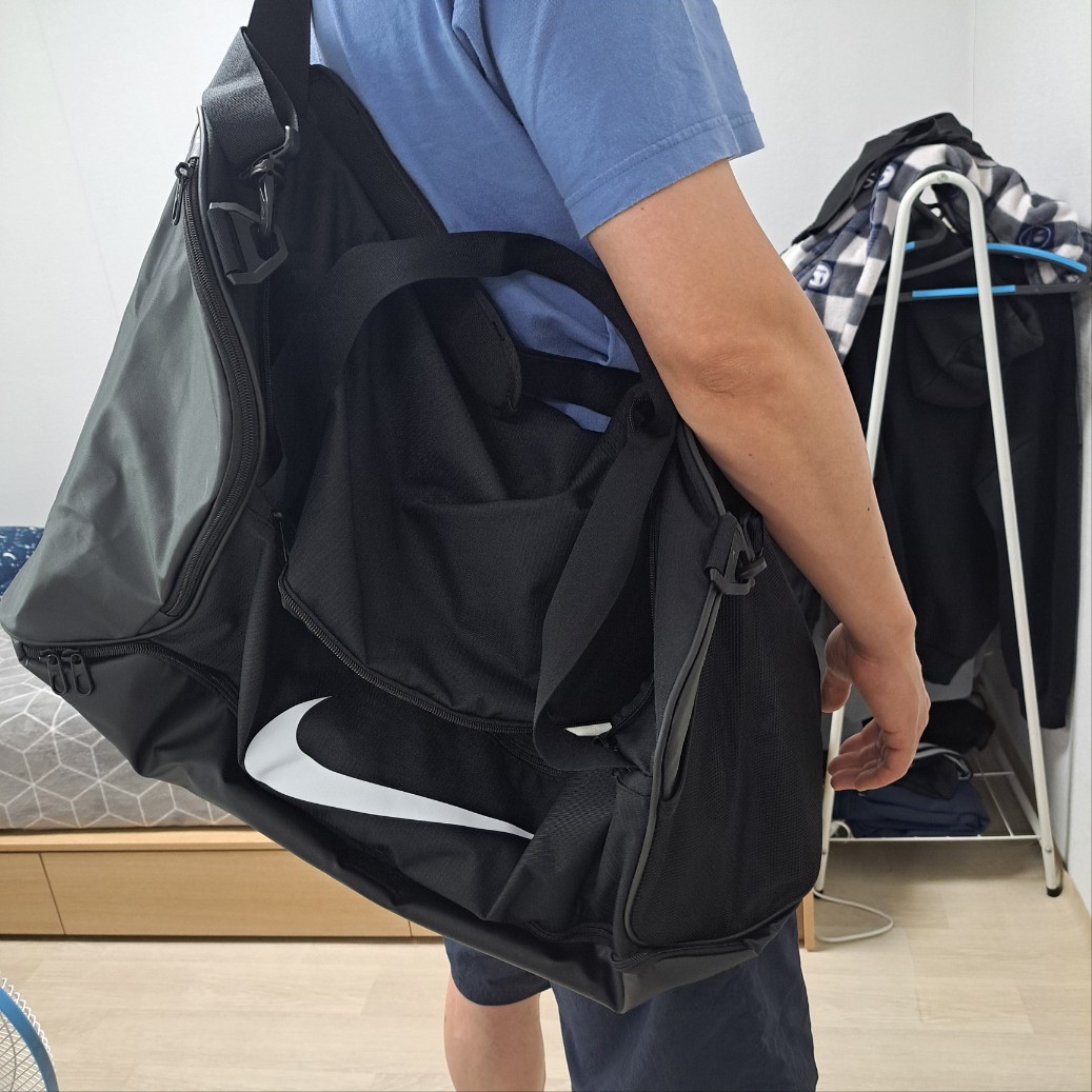 Nike Brasilia 9.5 Training Duffle Bag Medium 60L Black 착용 스타일