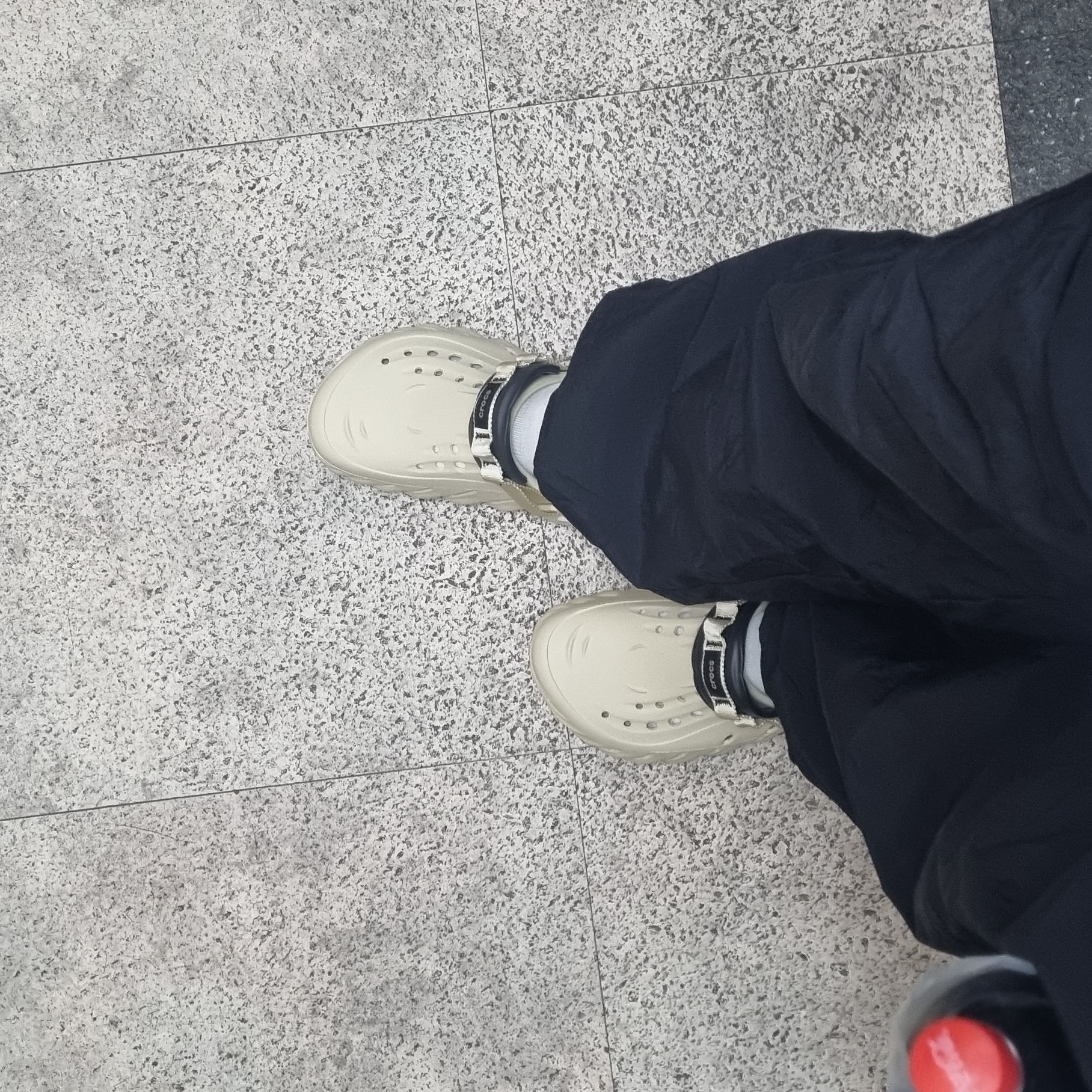 Crocs Echo Clog Bone Black 착용 스타일