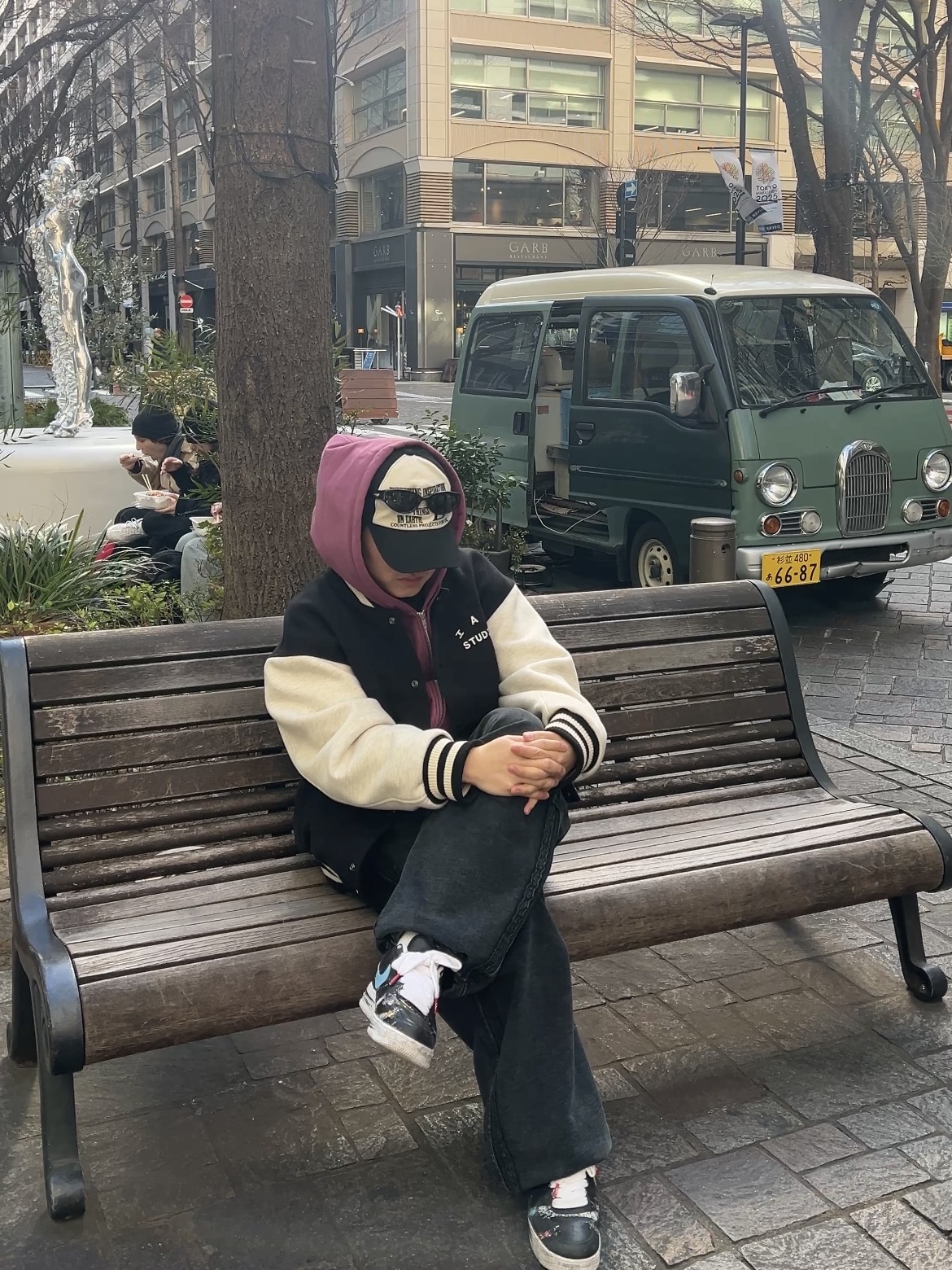 Stussy Beach Roots Zip Hoodie Berry, IAB Studio Stadium Jacket Black Ivory 착용 스타일 - 3