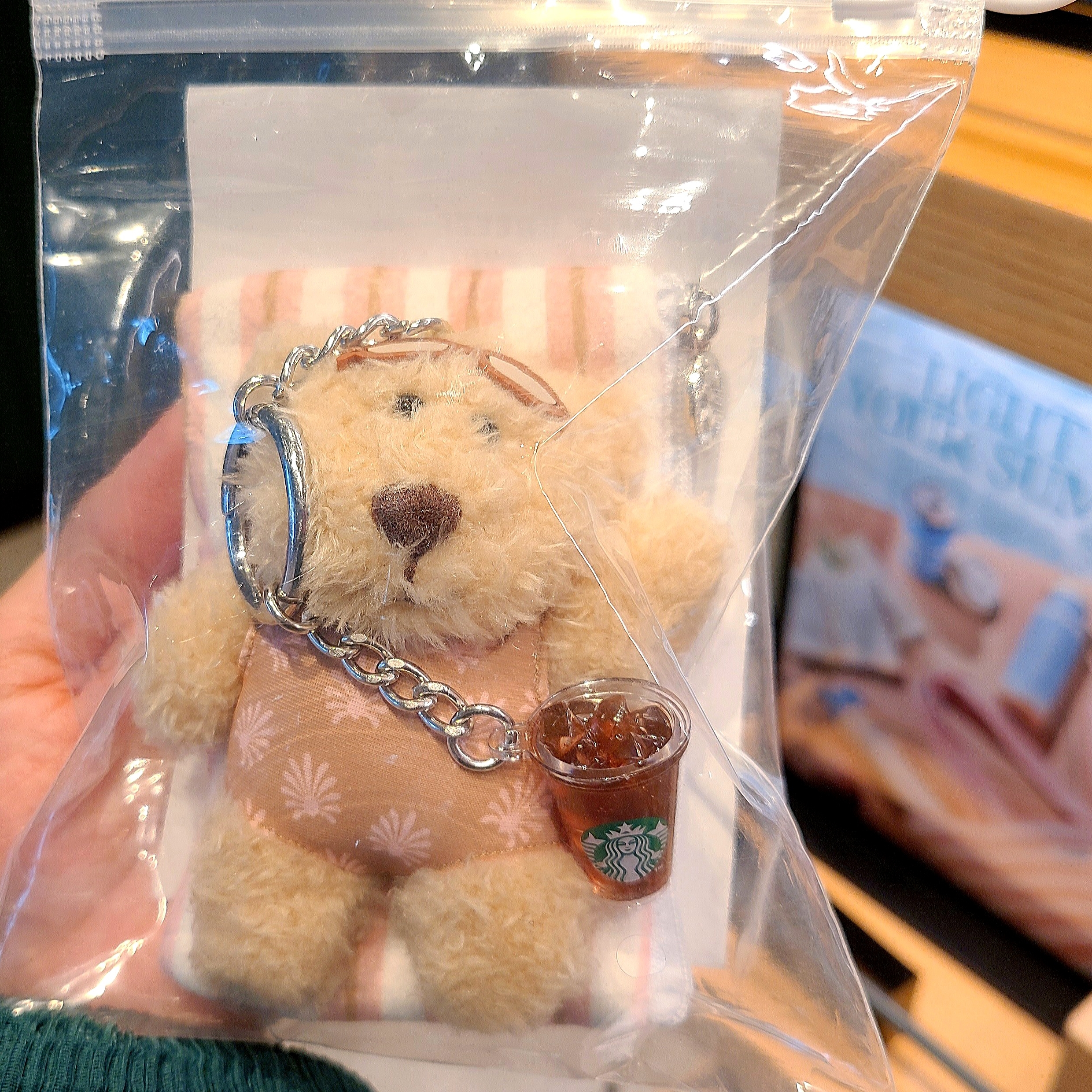 Starbucks Summer Breeze Mug 256ml, Starbucks Summer Breeze Bearista Keychain Beige 착용 스타일 - 4