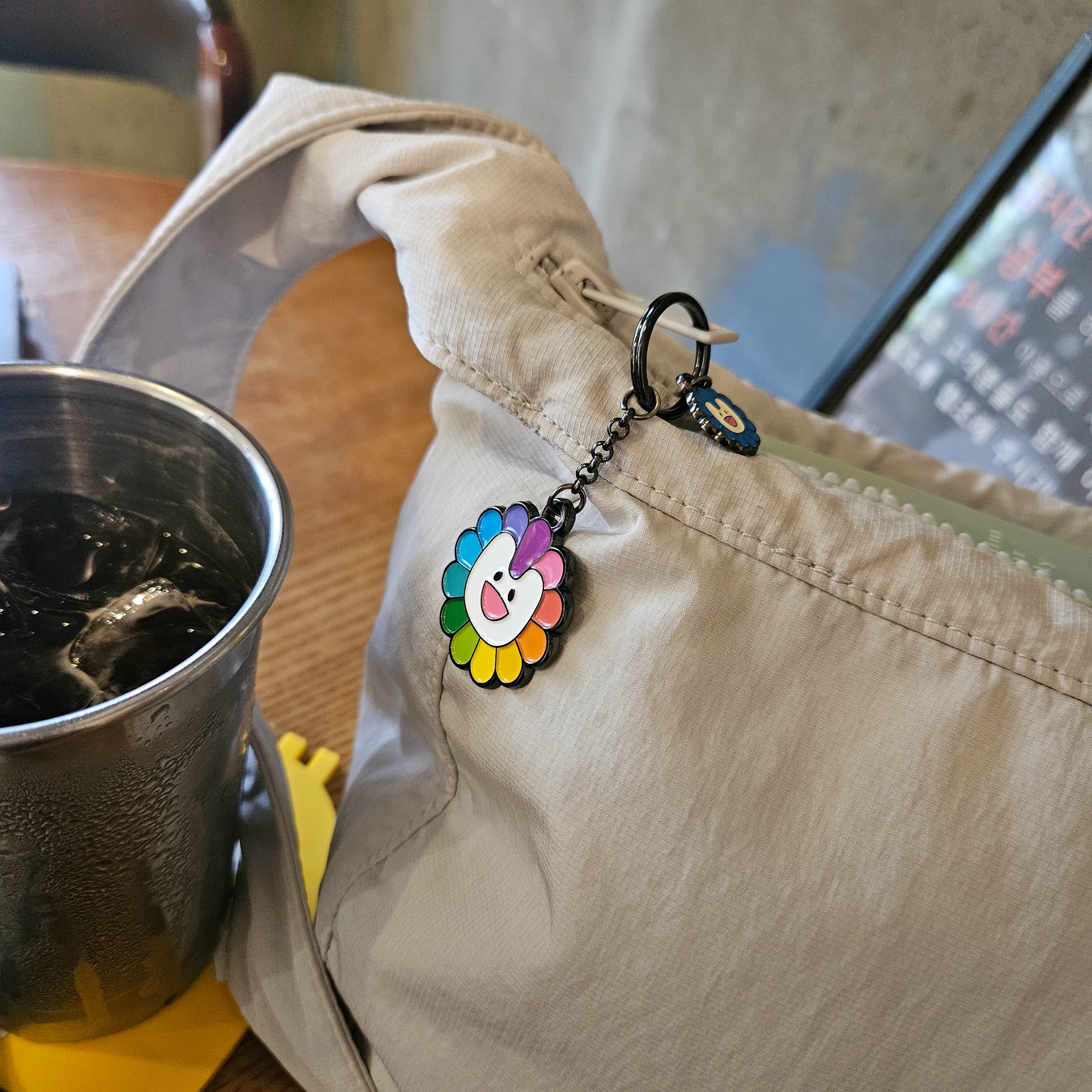 Human Made Heart Rubber Coaster Yellow, NewJeans x Murakami Metal Keyring Flower 착용 스타일 - 7