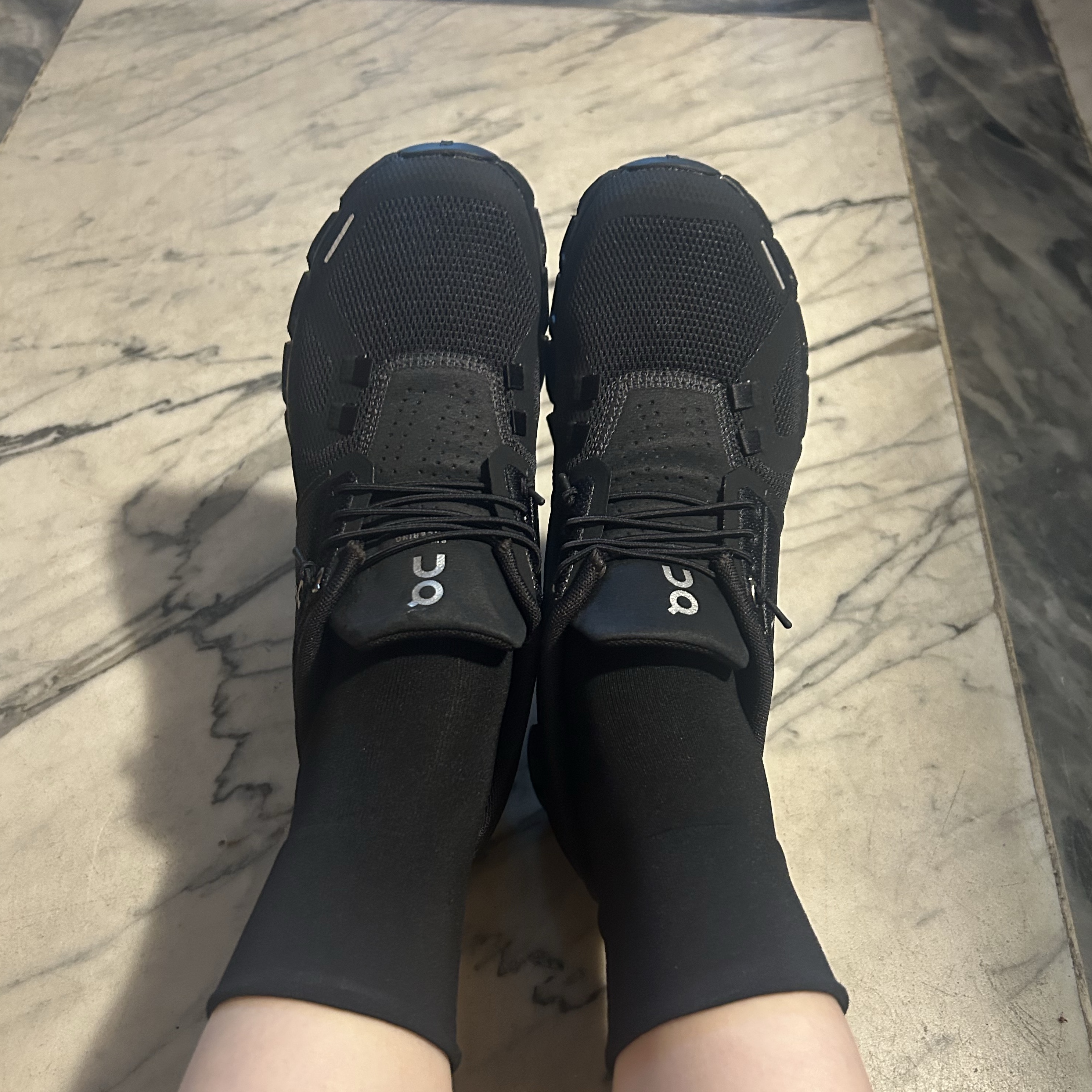 (W) On Running Cloud 5 All Black 착용 스타일 - 1