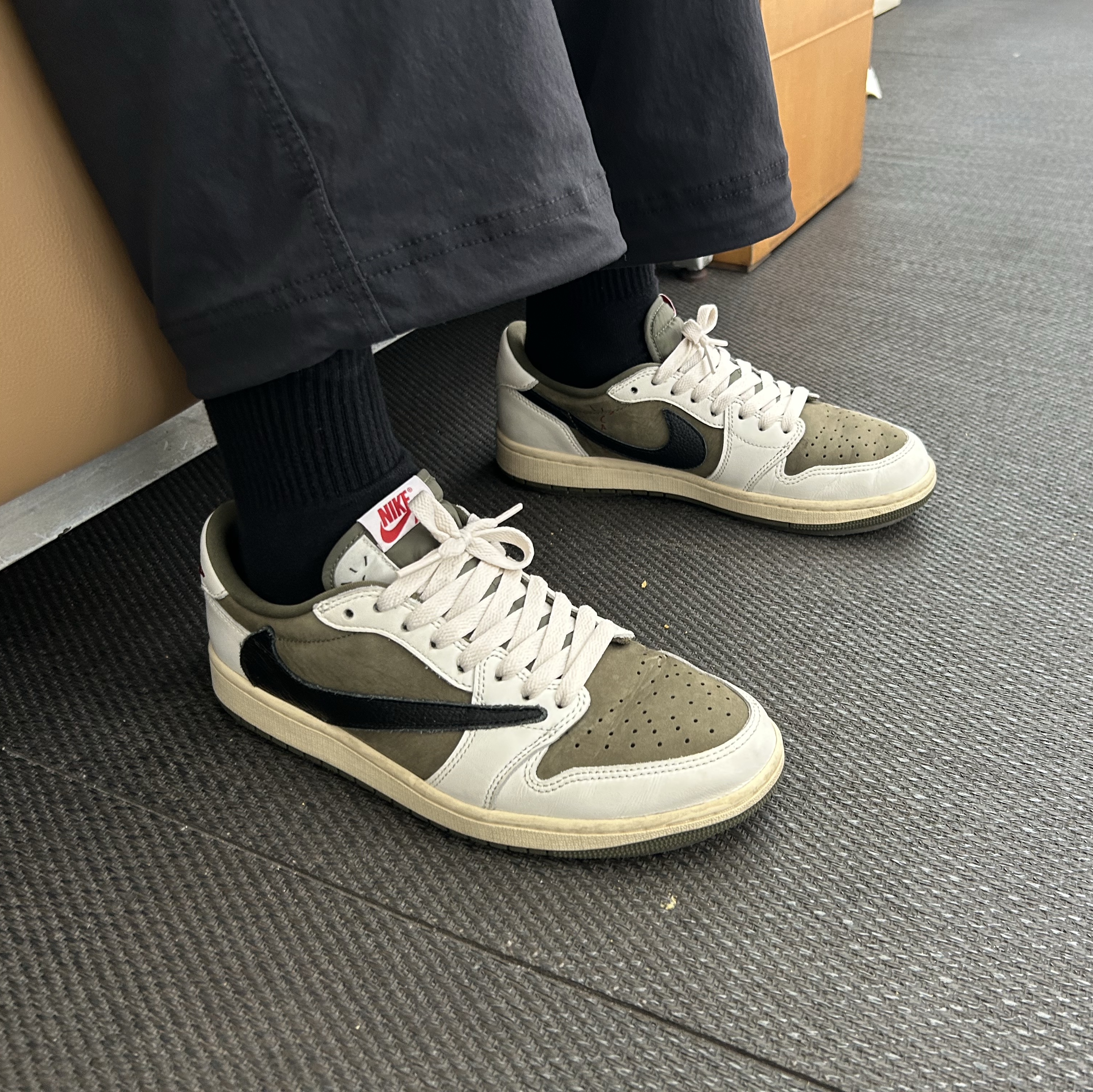 Jordan 1 x Travis Scott Retro Low OG SP Reverse Olive 착용 스타일 - 1