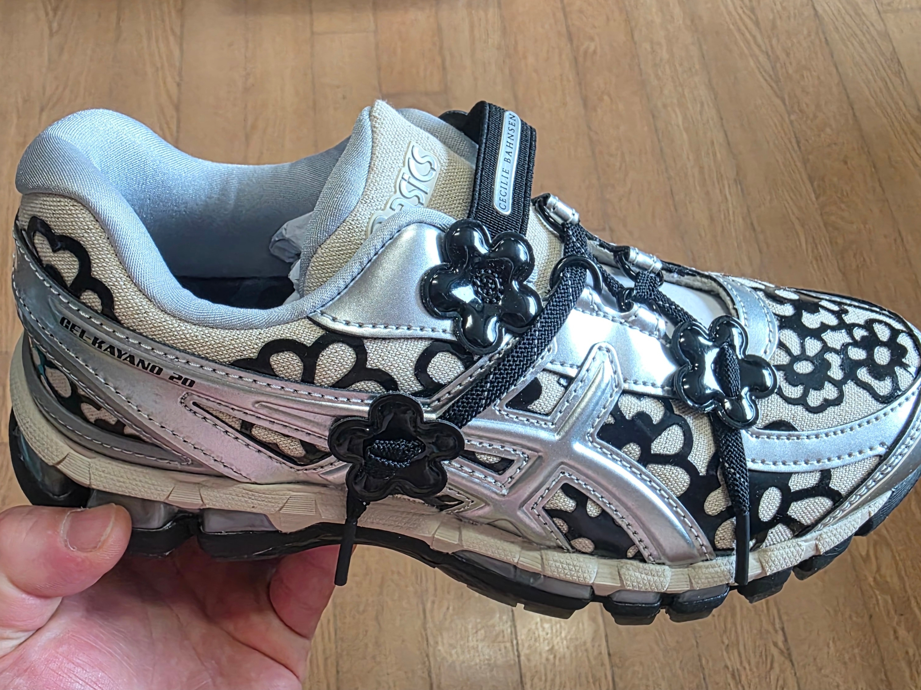 Asics x Cecilie Bahnsen Gel-Kayano 20 Vanilla Pure Silver 착용 스타일 - 2