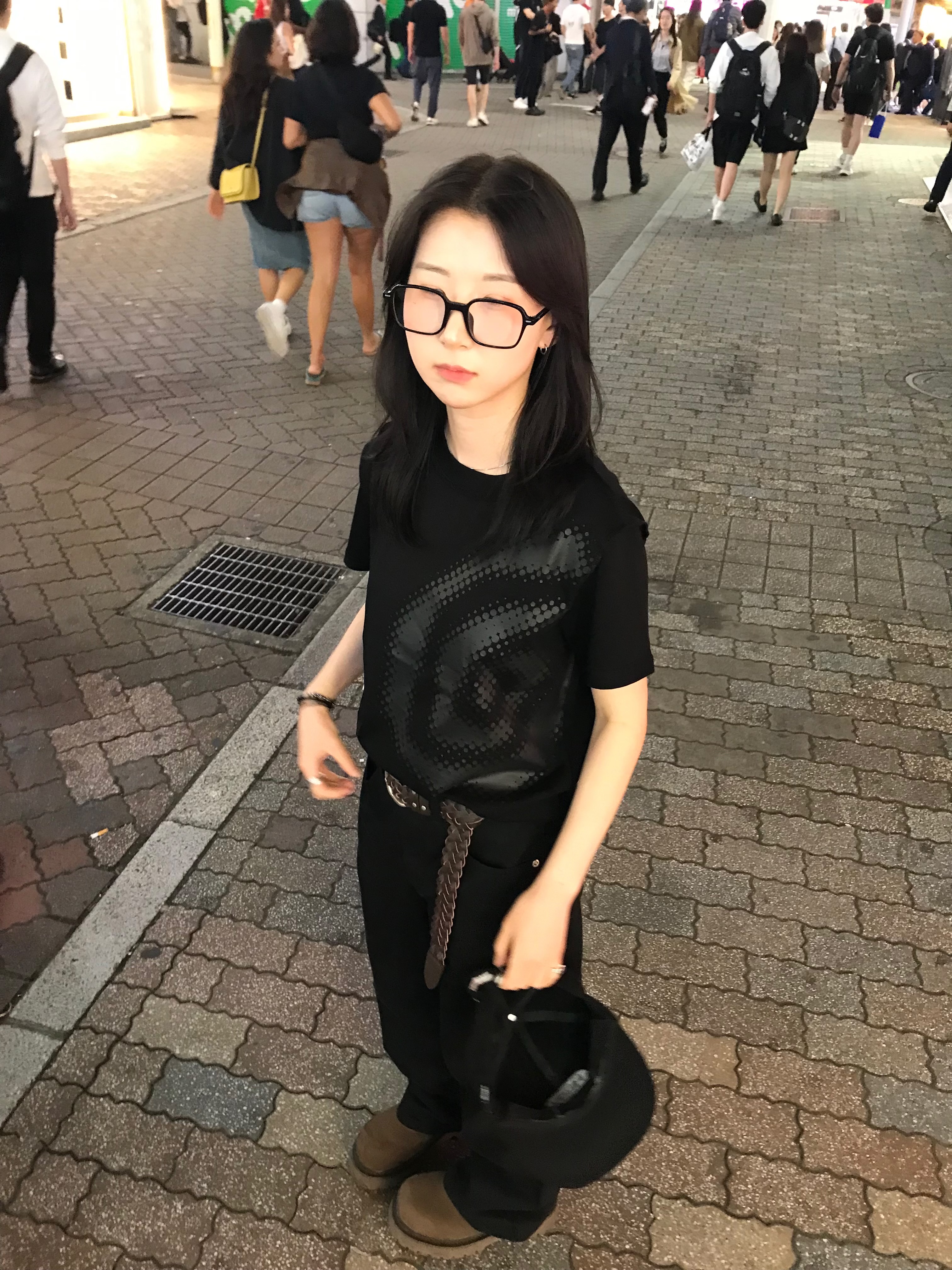 Huey Inside Out Narutomaki Tee Black 착용 스타일 - 2