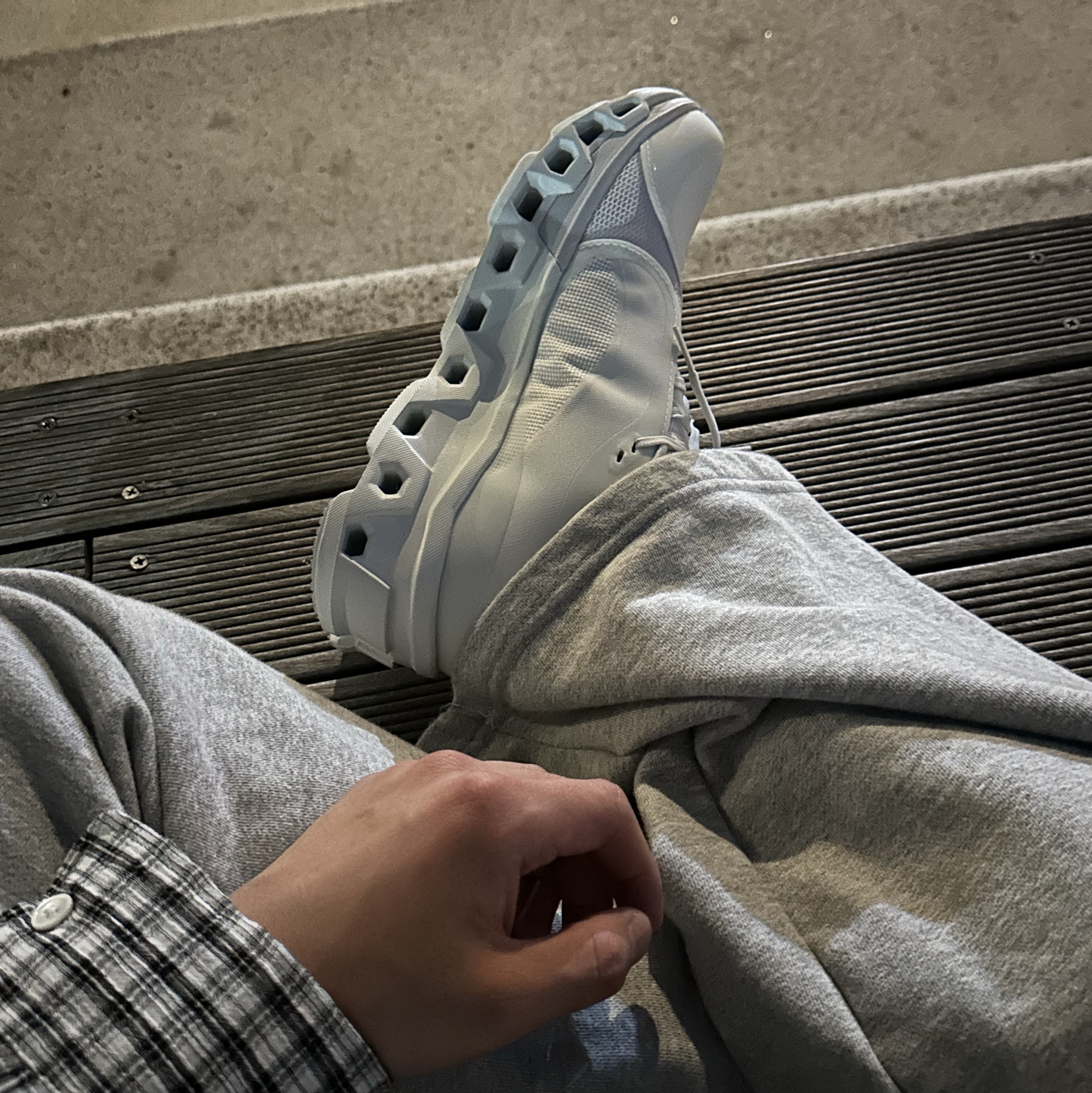 On Running x Post Archive Faction (Paf) Cloudmonster 2 Vapor Frost 착용 스타일 - 3