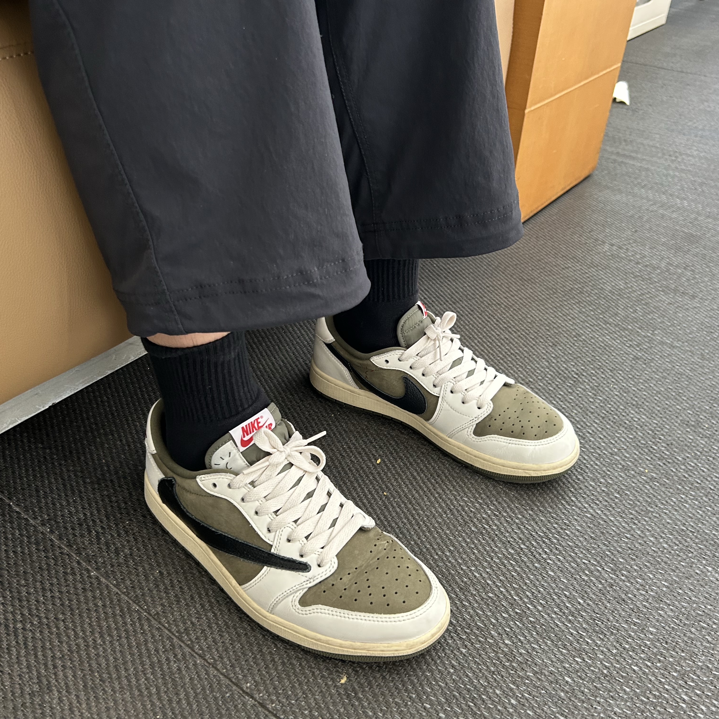 Jordan 1 x Travis Scott Retro Low OG SP Reverse Olive 착용 스타일 - 2