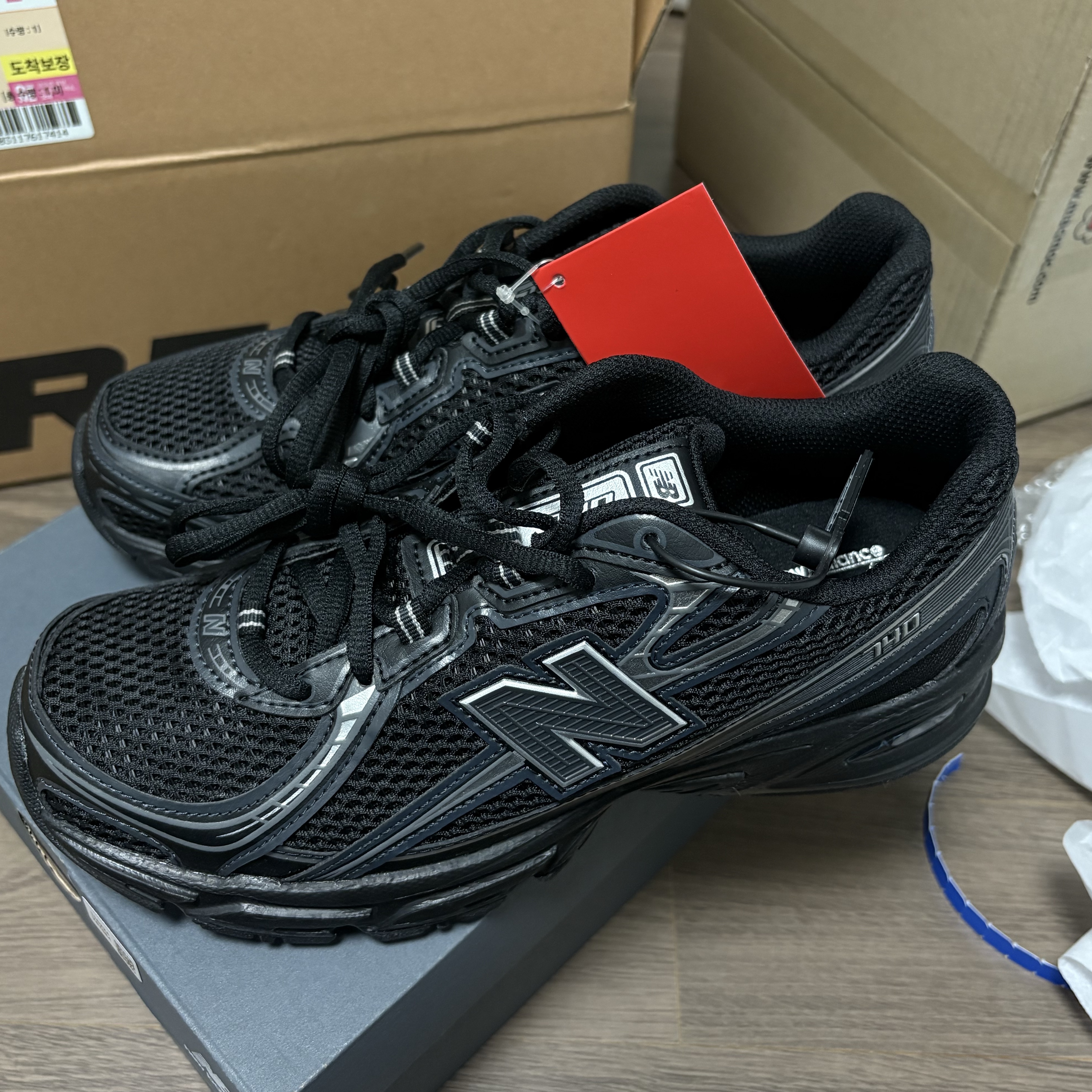 New Balance 740v2 Black Silver Metallic 착용 스타일 - 2