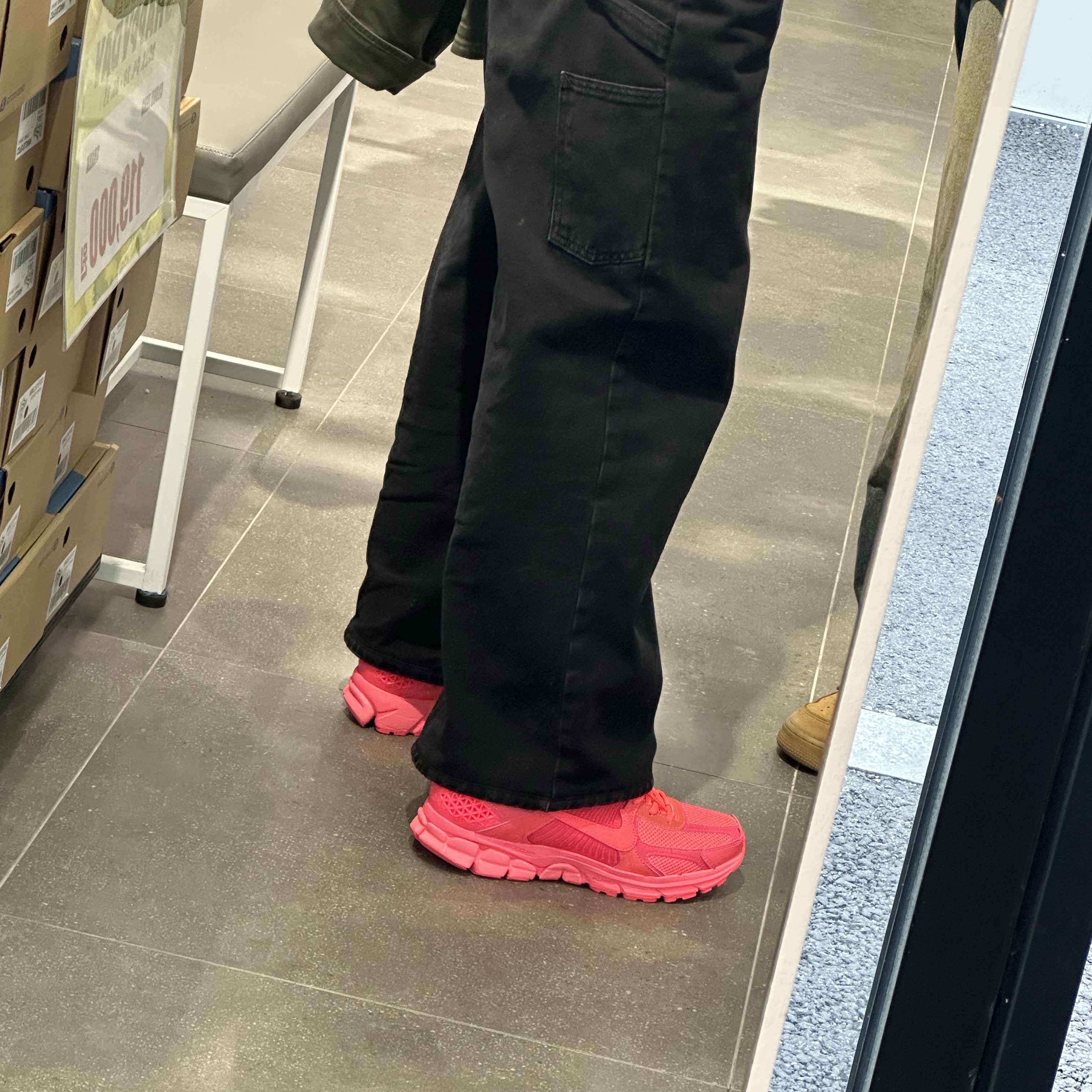 Nike Zoom Vomero 5 Hot Punch 착용 스타일