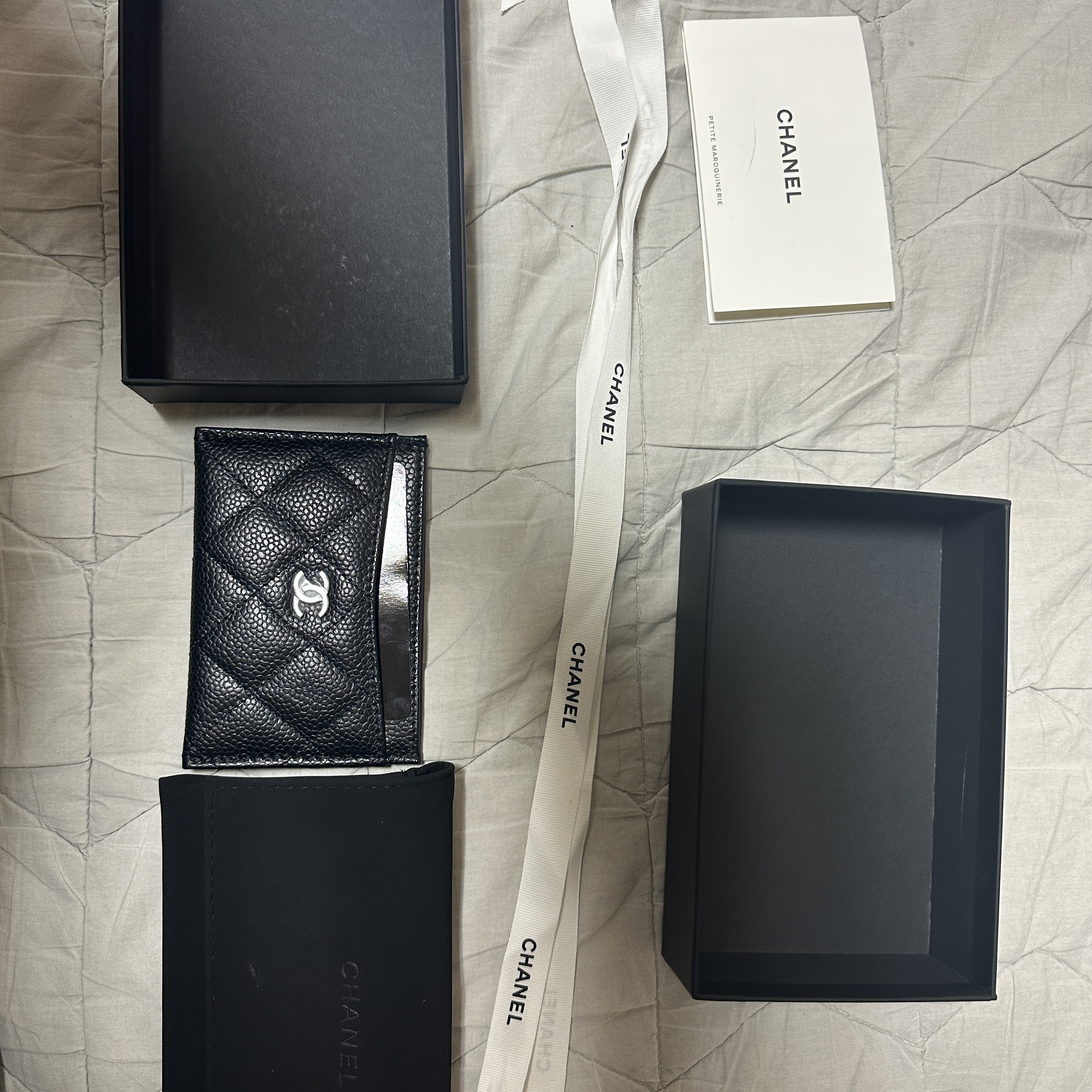 Chanel Classic Card Holder Grained Calfskin & Silver Black 착용 스타일