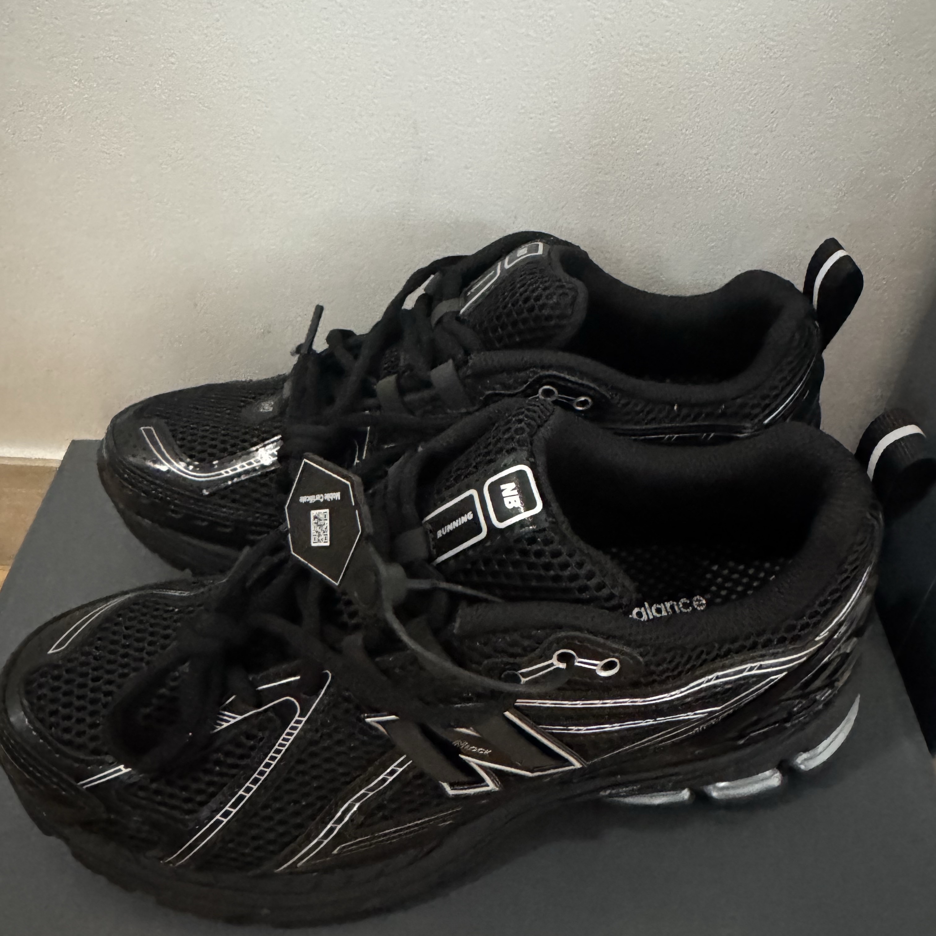New Balance 1906R Black Silver Metallic 착용 스타일 - 5