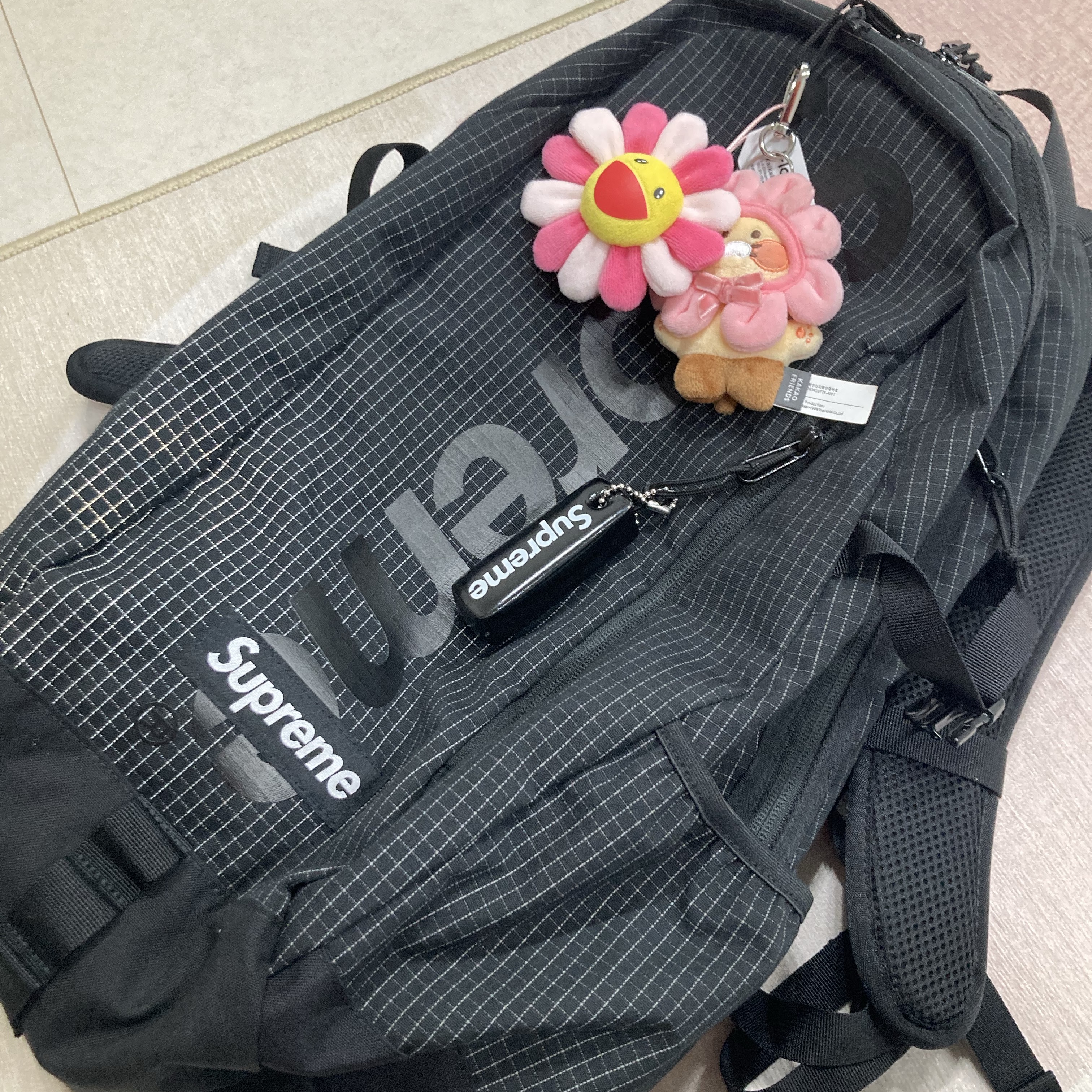 Supreme Backpack Black - 24SS, Supreme Floating Keychain Black - 23FW 착용 스타일