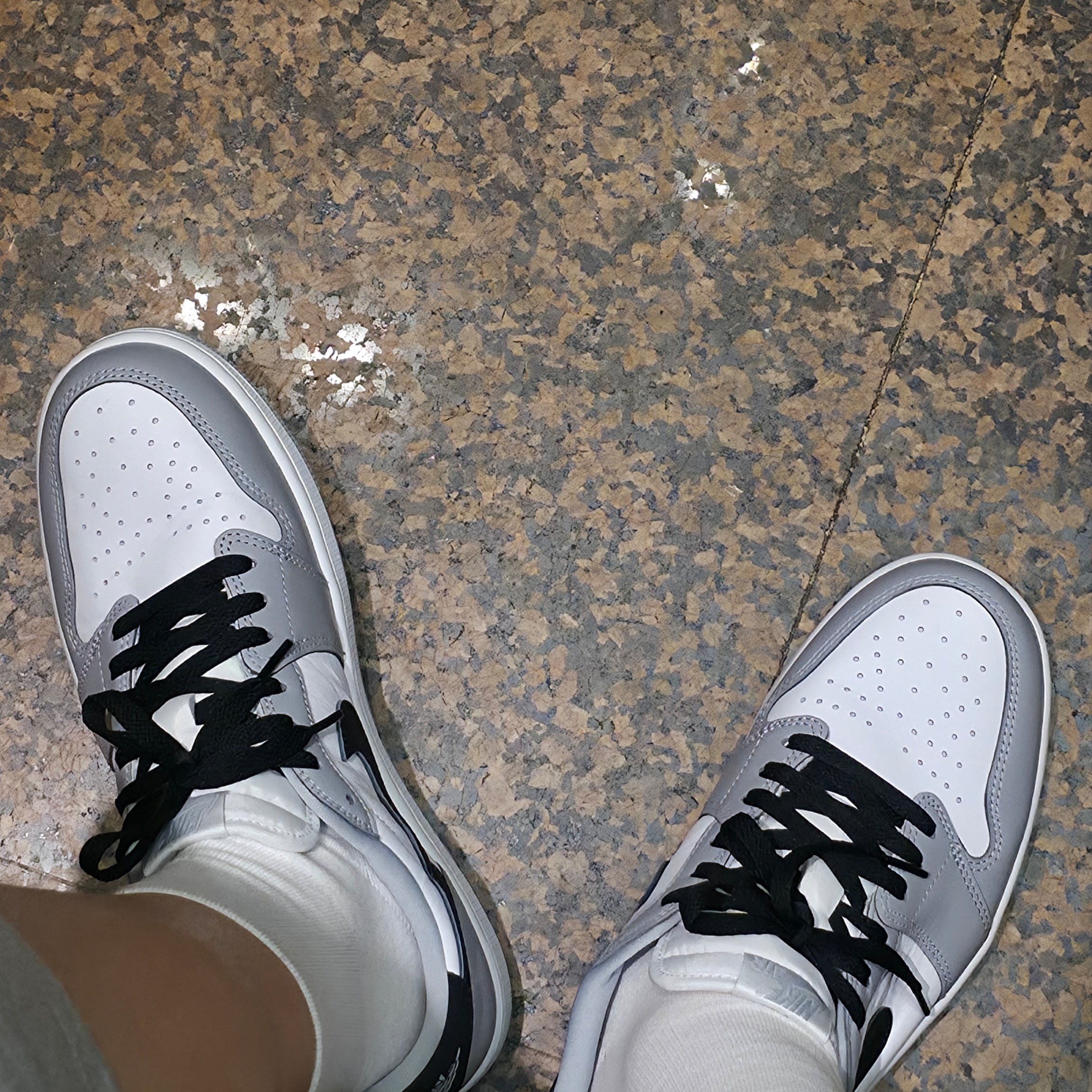Jordan 1 Retro Low OG Wolf Grey and White 착용 스타일 - 1