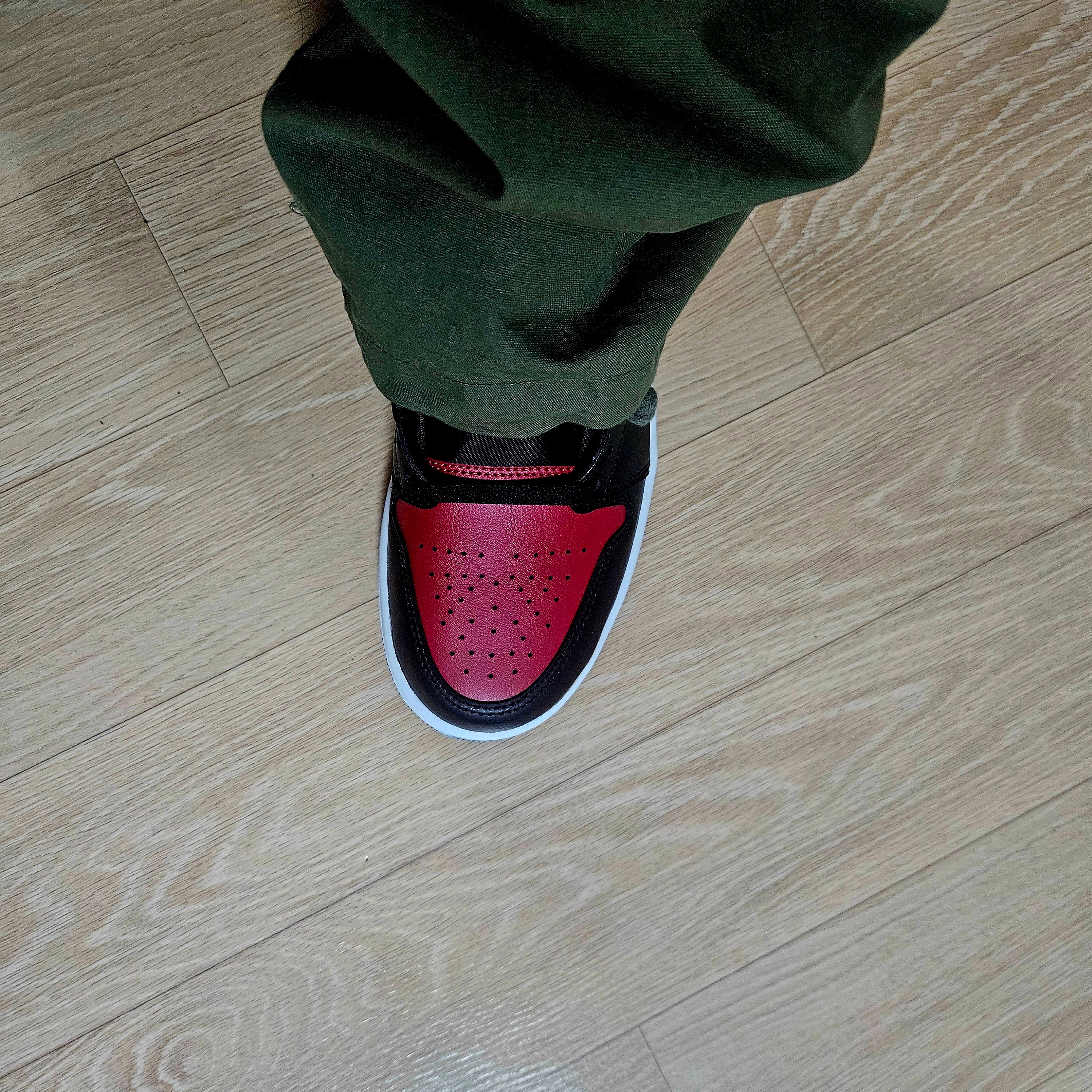 Jordan 1 Low Black Varsity Red 착용 스타일