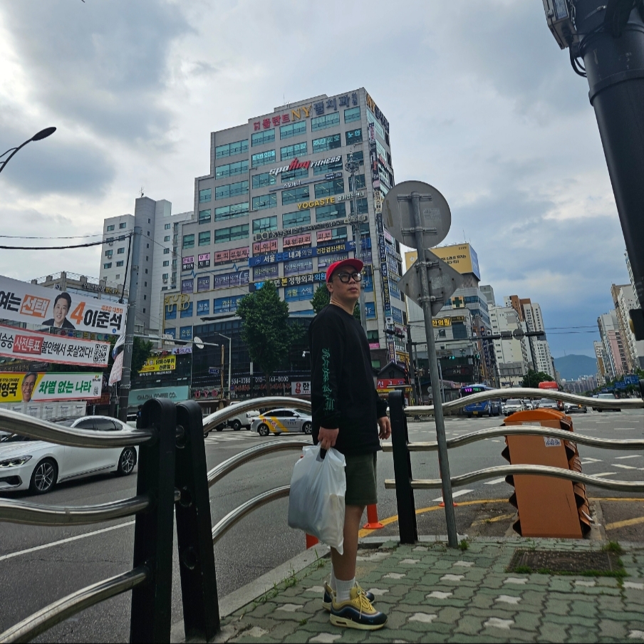 Supreme Old English L/S Top Black - 24FW, Supreme Washed Chino Twill Camp Cap Red - 25SS 착용 스타일 - 5