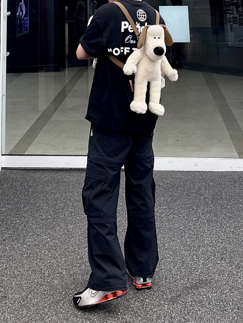 Vans x Peaches. Staple S/S T-Shirt Black, (W) Nike ACG Smith Summit Zip-Off Pants Black - Asia 착용 스타일