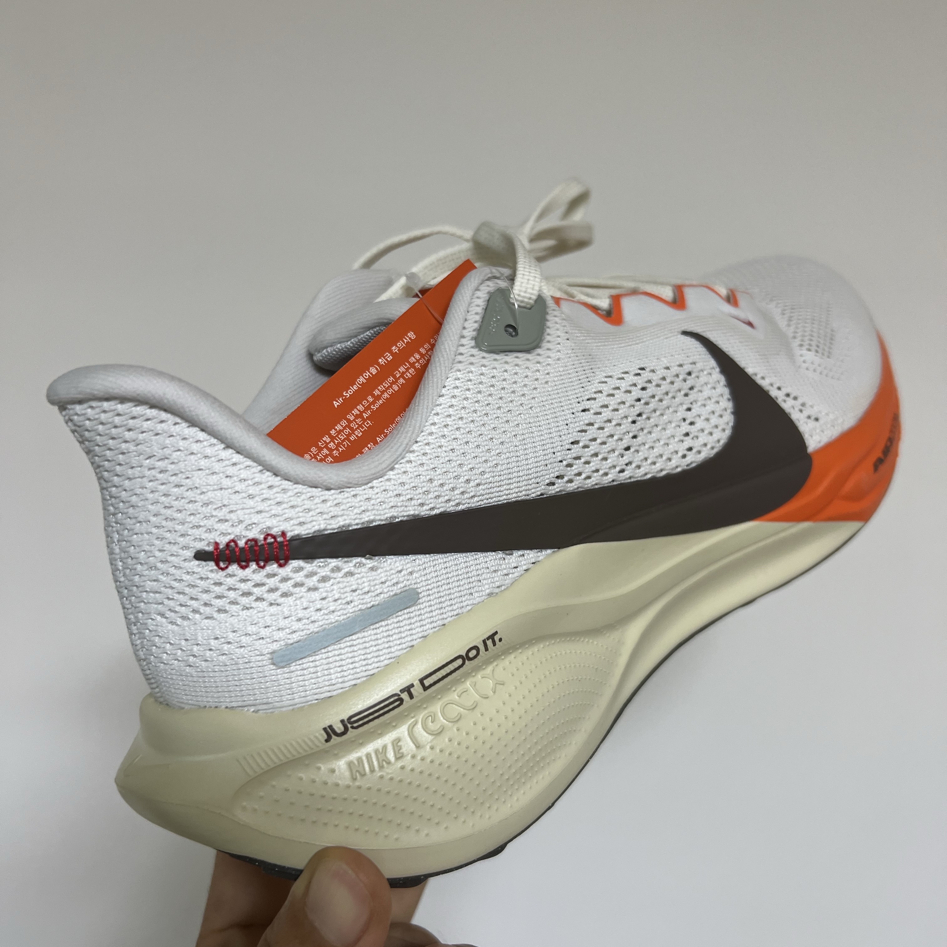 Nike Air Zoom Pegasus 41 Sail Light Khaki 착용 스타일 - 2