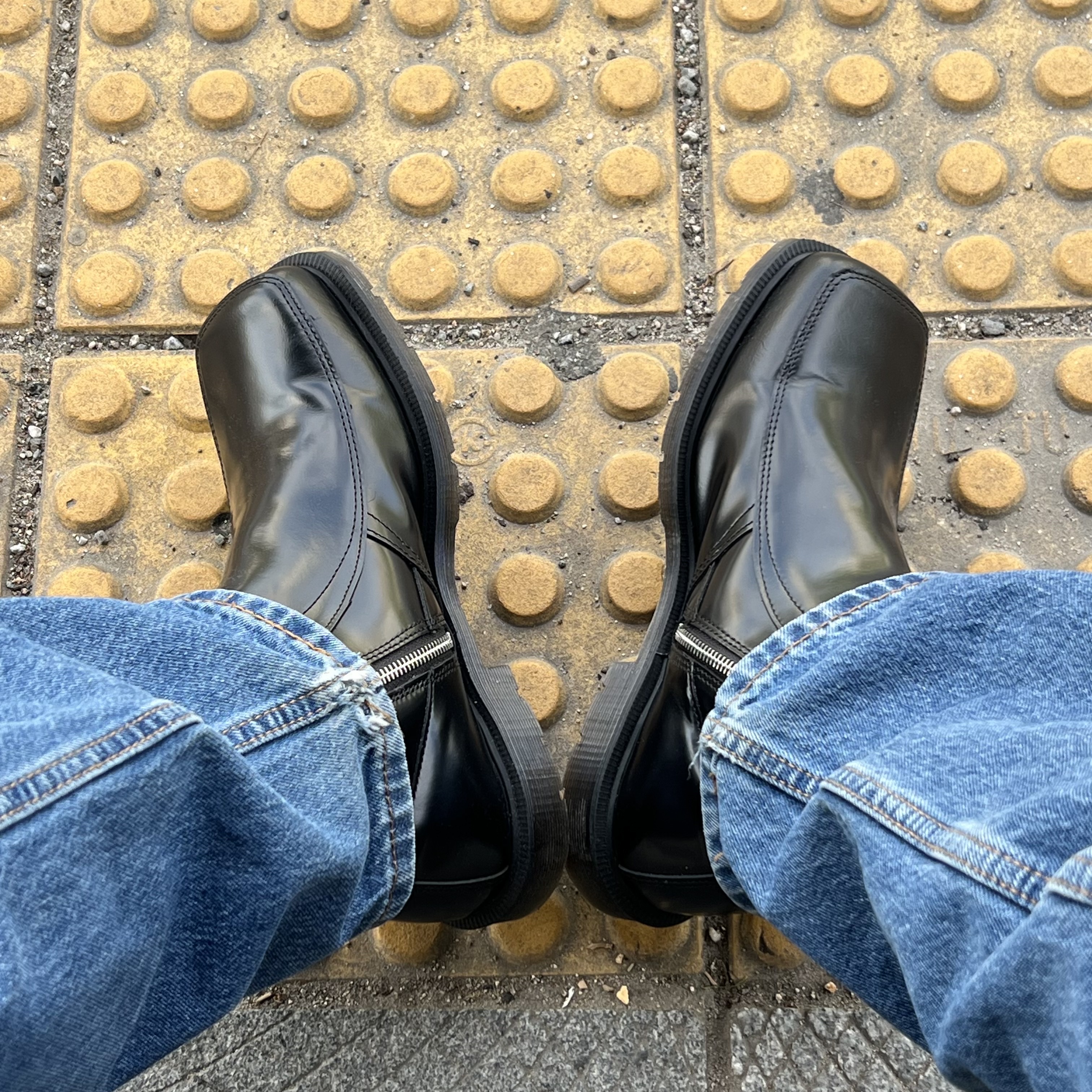 [KREAM 단독] Dr. Martens Durrow Zip Boots Black - 24FW 착용 스타일 - 2