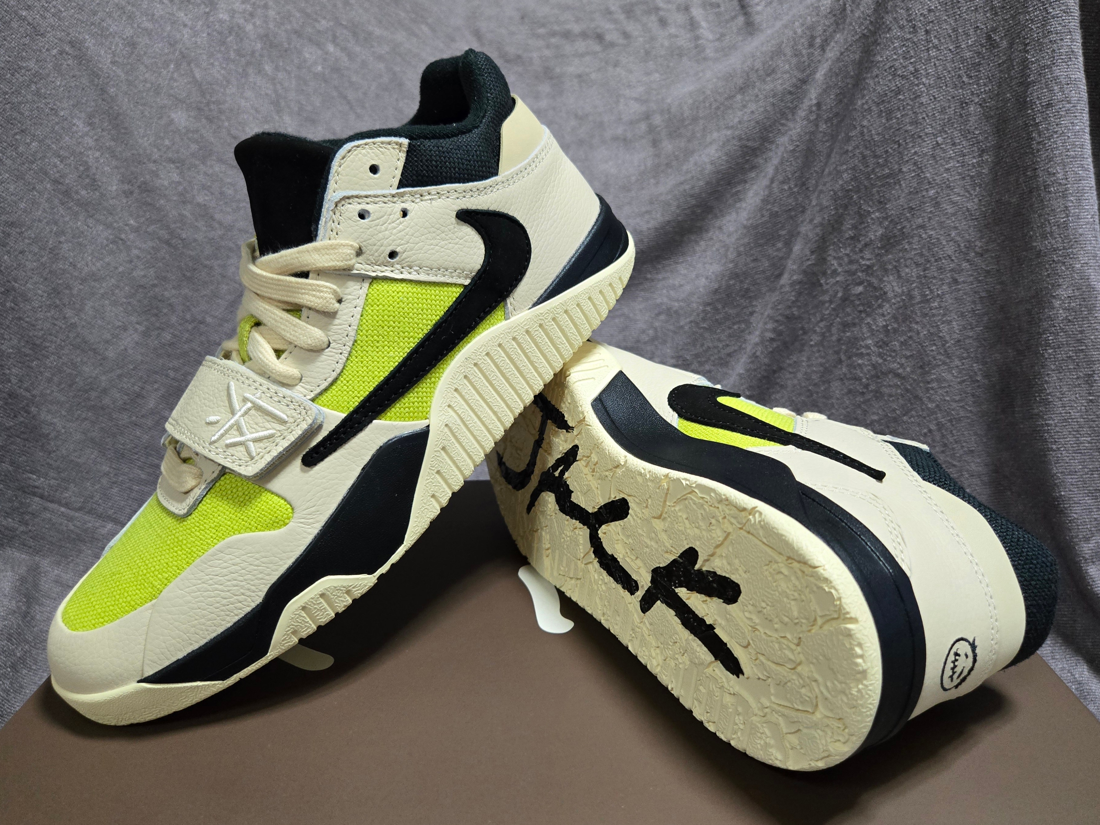 Jordan x Travis Scott Jumpman Jack TR Bright Cactus, Nike x Travis Scott Zoom Field Jaxx Pale Ivory and Leche Blue 착용 스타일 - 3