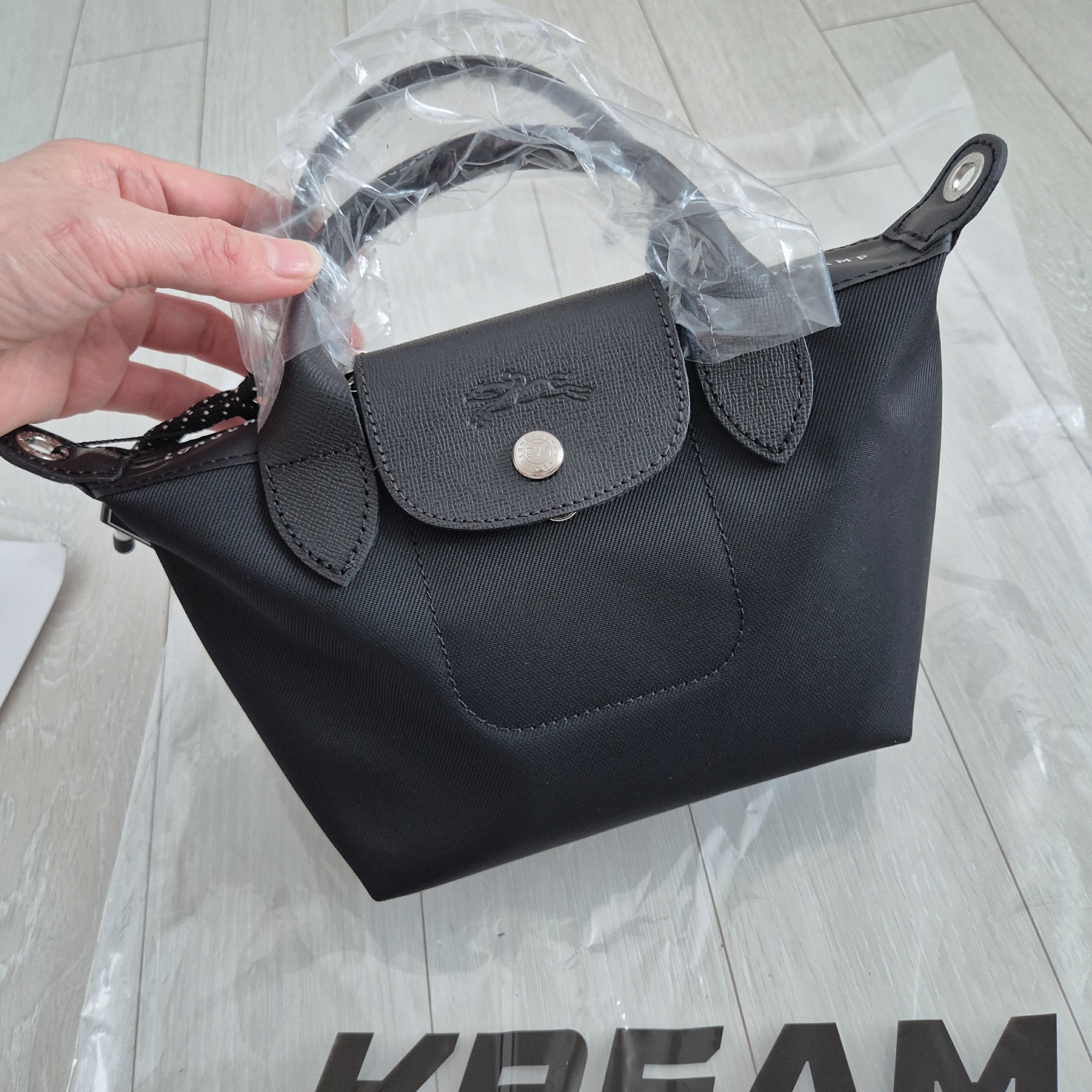 Longchamp Le Pliage Energy Top Handle Bag XS Black 착용 스타일 - 2