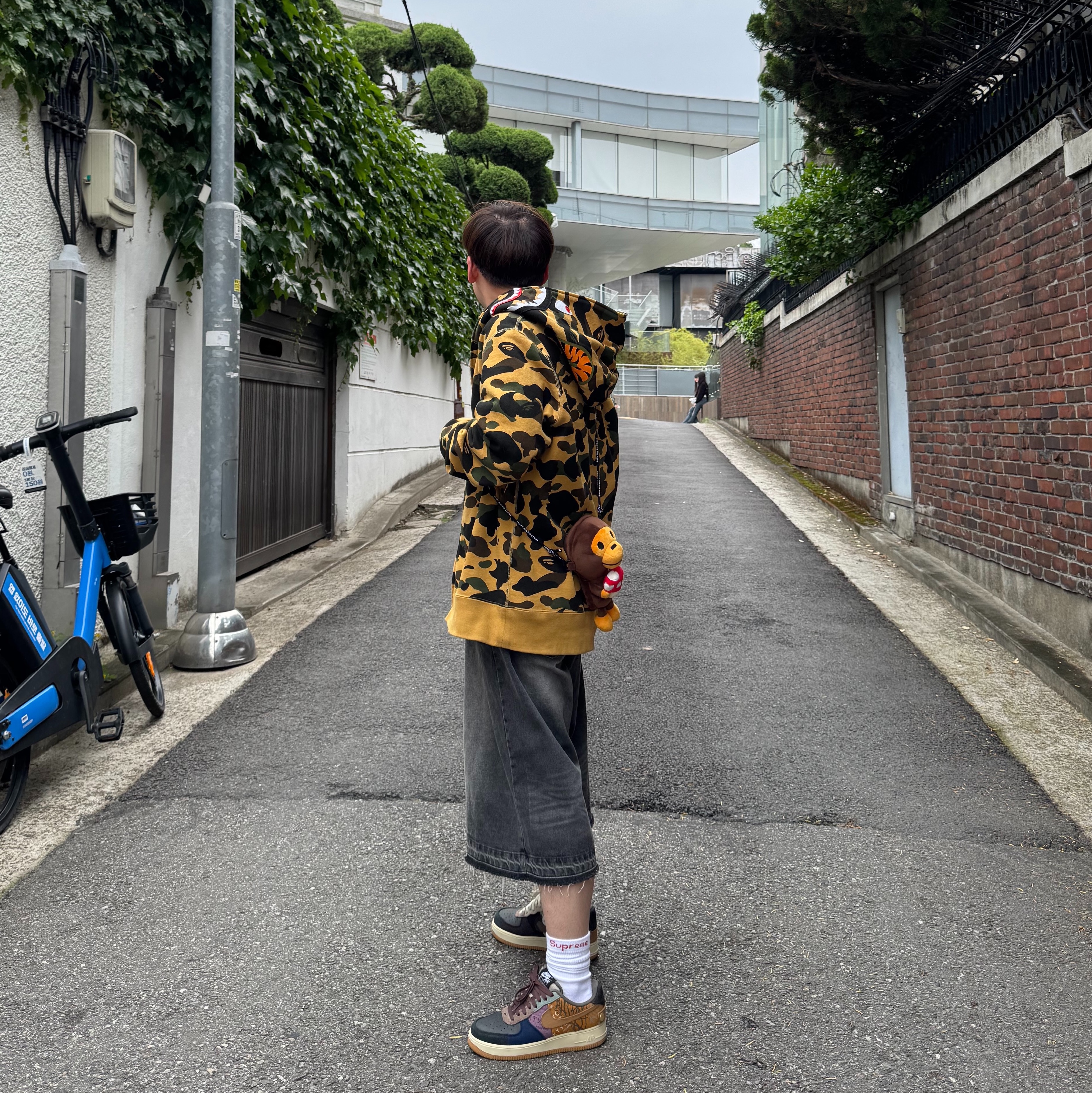 BAPE 1st Camo Shark Full Zip Hoodie Yellow, Nike x Travis Scott Air Force 1 Low Cactus Jack 착용 스타일 - 1