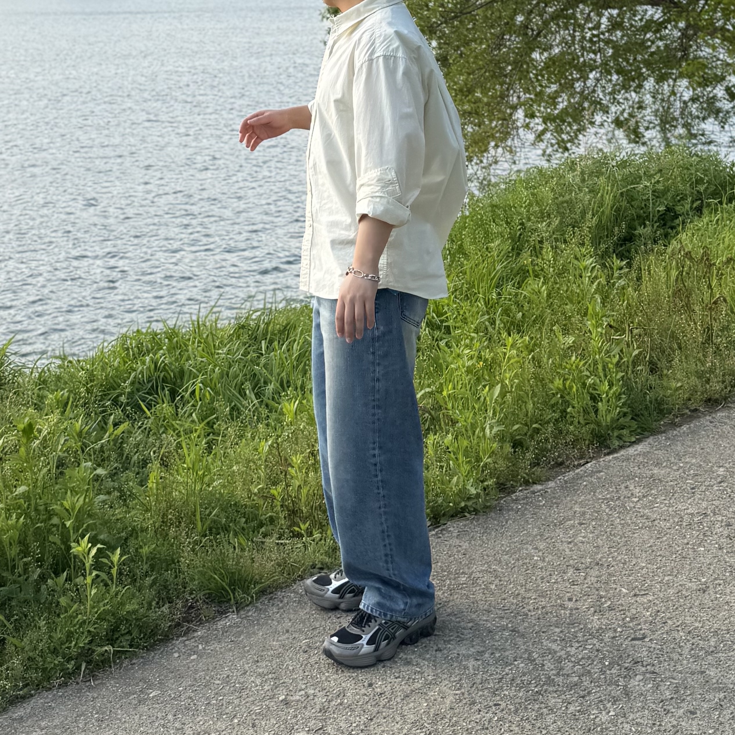 Asics Gel-Kinetic Fluent Black Dark Taupe, noun Straight Denim Pants Mid Blue 착용 스타일 - 3