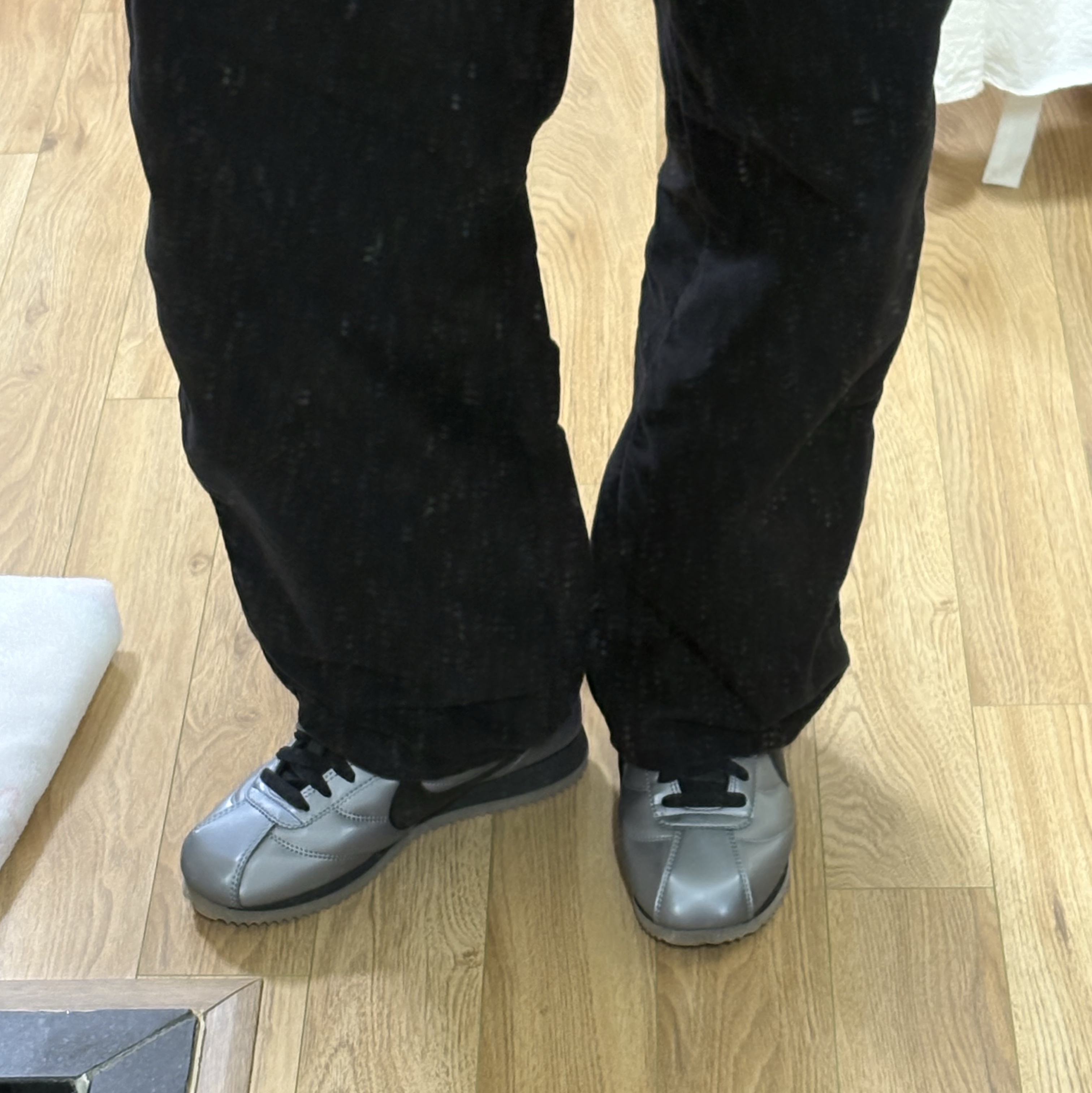 Nike Cortez Leather SE Metallic Cool Grey Black 착용 스타일 - 1