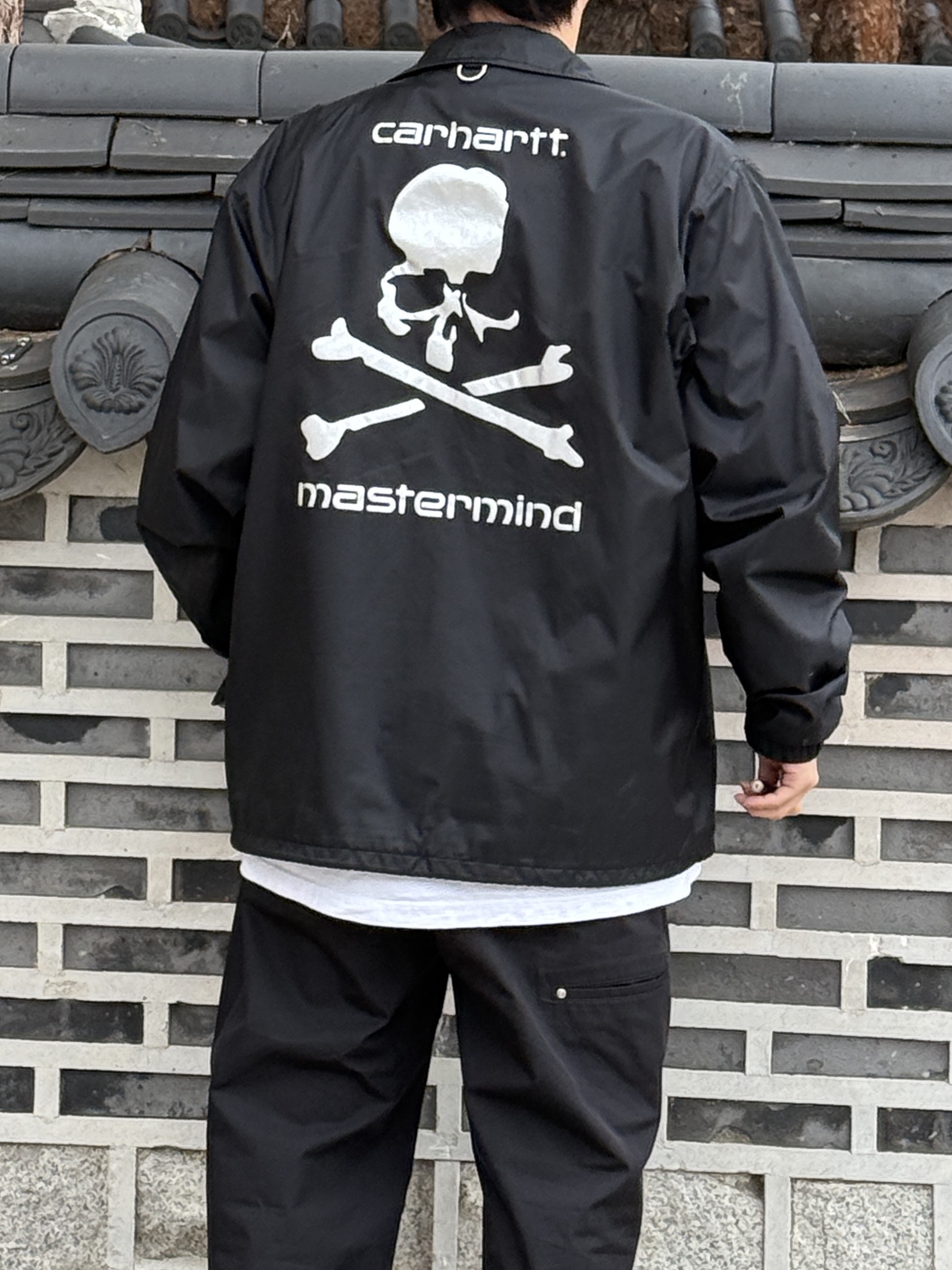Wildthings X MASTERMIND Coach Jacket Sepia Black 착용 스타일