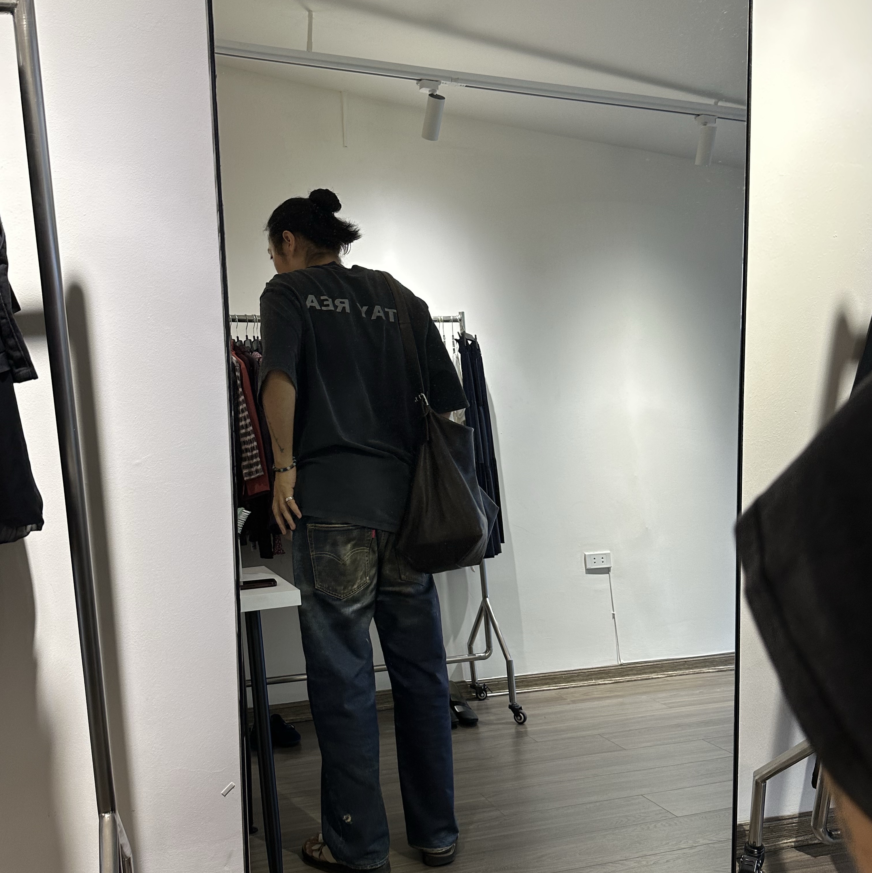 Junya Watanabe x BerBerJin x Levi's 551ZXX Denim Pants Indigo, Lemaire Paper Lux Leather Belted Hobo Bag Dark Brown 착용 스타일 - 3