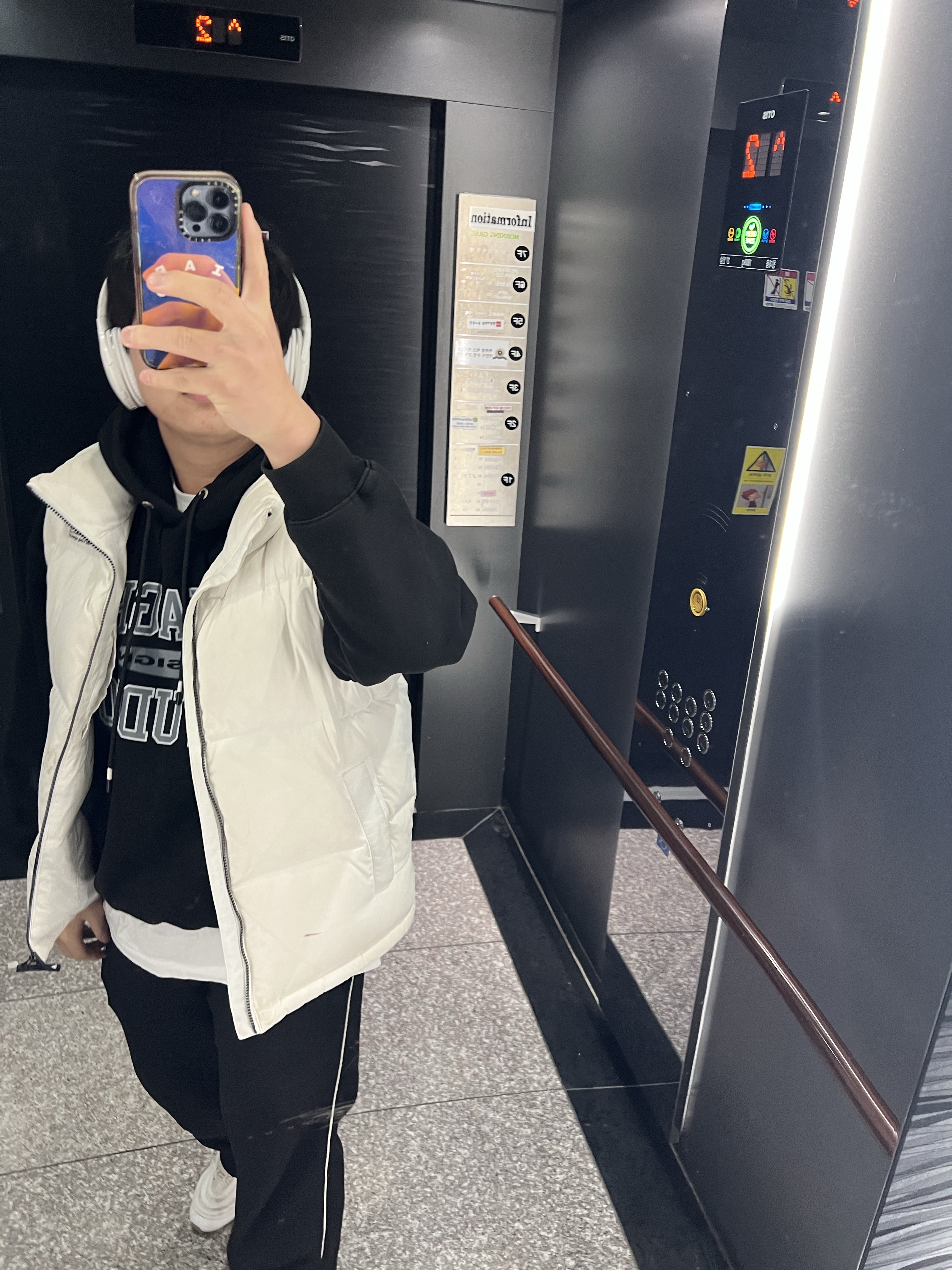 Casetify x IAB Studio iPhone White Logo Impact Case Aurora 착용 스타일