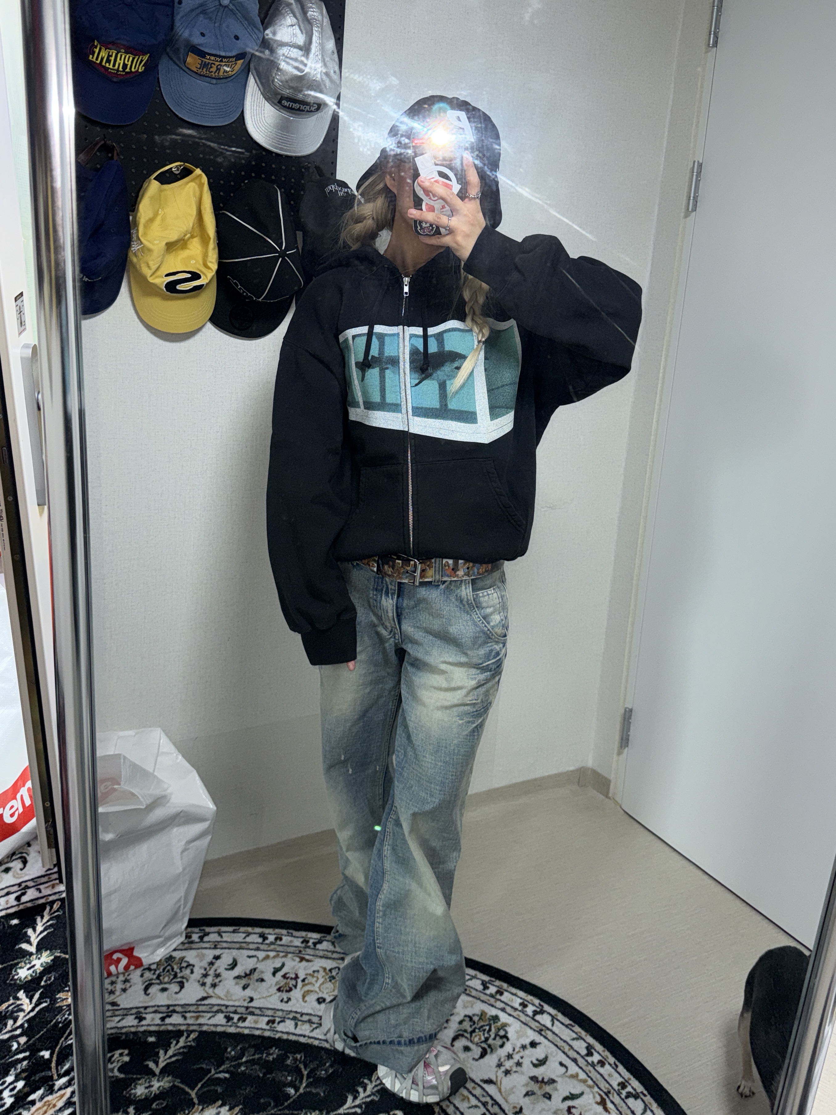 Supreme x Damien Hirst Zip Up Hooded Sweatshirt Black - 25SS, Supreme Last Supper Leather Belt Multicolor - 25SS 착용 스타일