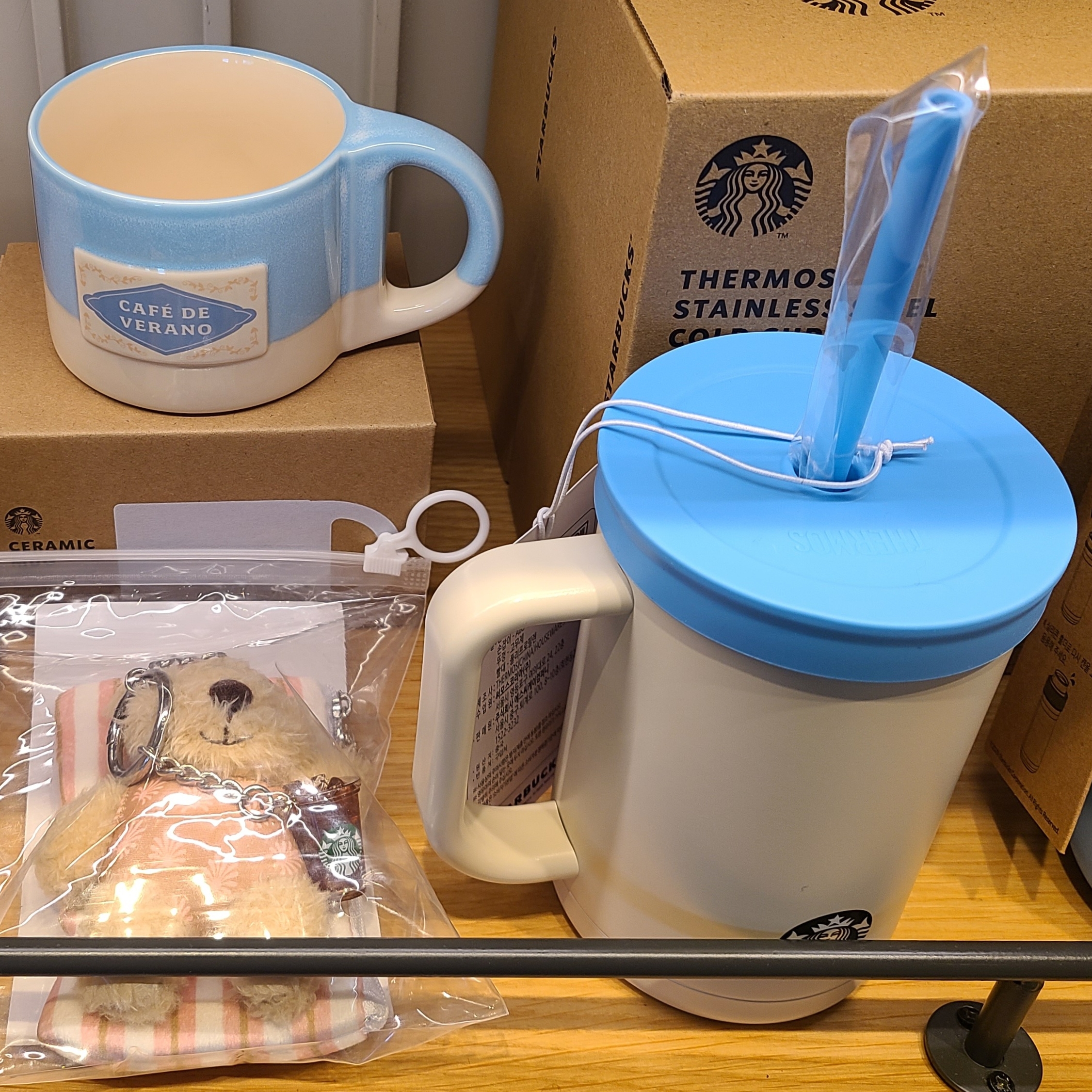 Starbucks Summer Breeze Mug 256ml, Starbucks Summer Breeze Bearista Keychain Beige 착용 스타일 - 1