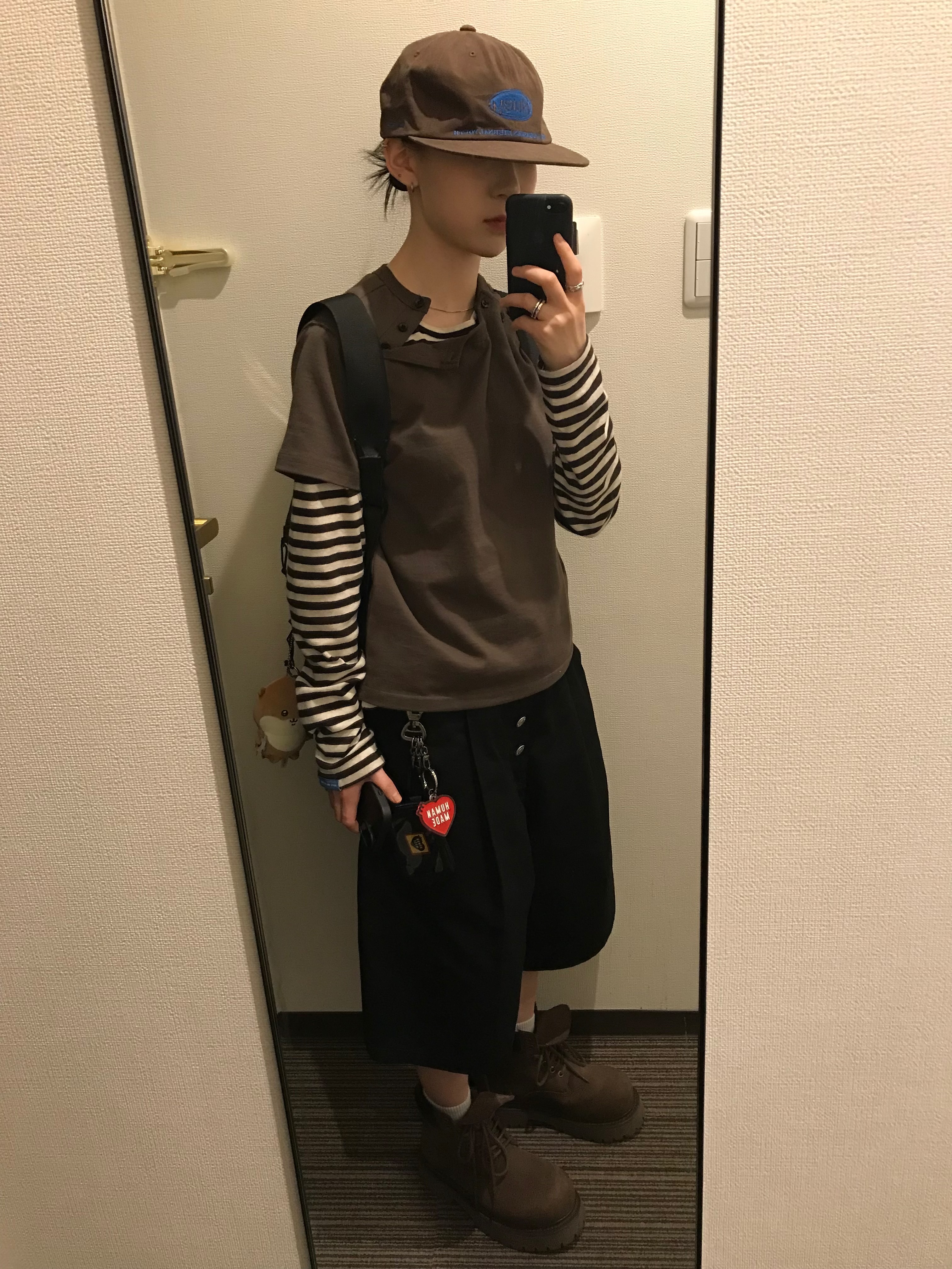 Huey Receipt Pin Tuck Bermuda Pants Black, Huey Stripe Border Tee Oatmeal Brown 착용 스타일 - 1