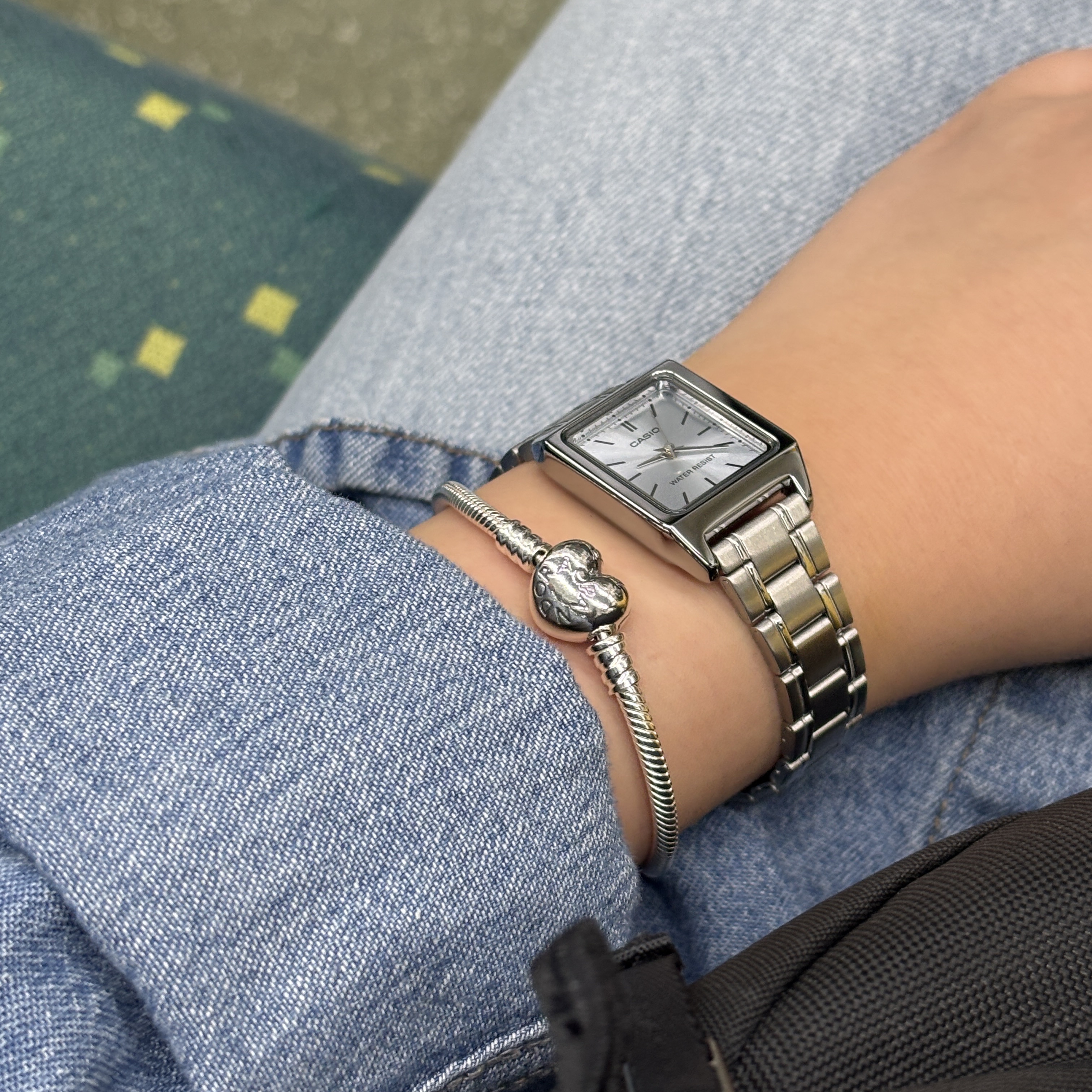 (W) Pandora Heart Shaped Clasp Bracelet Sterling Silver, Casio LTP-V007D-2E 착용 스타일 - 2