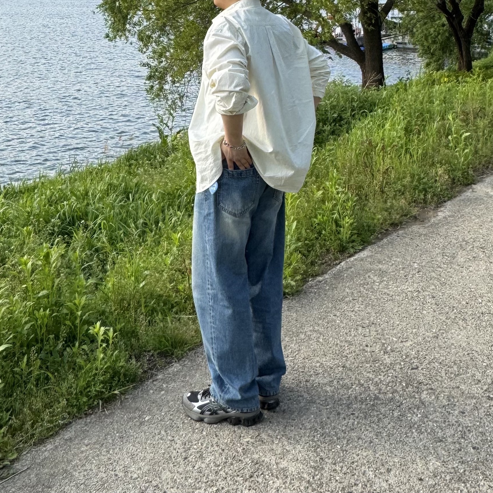 Asics Gel-Kinetic Fluent Black Dark Taupe, noun Straight Denim Pants Mid Blue 착용 스타일 - 2