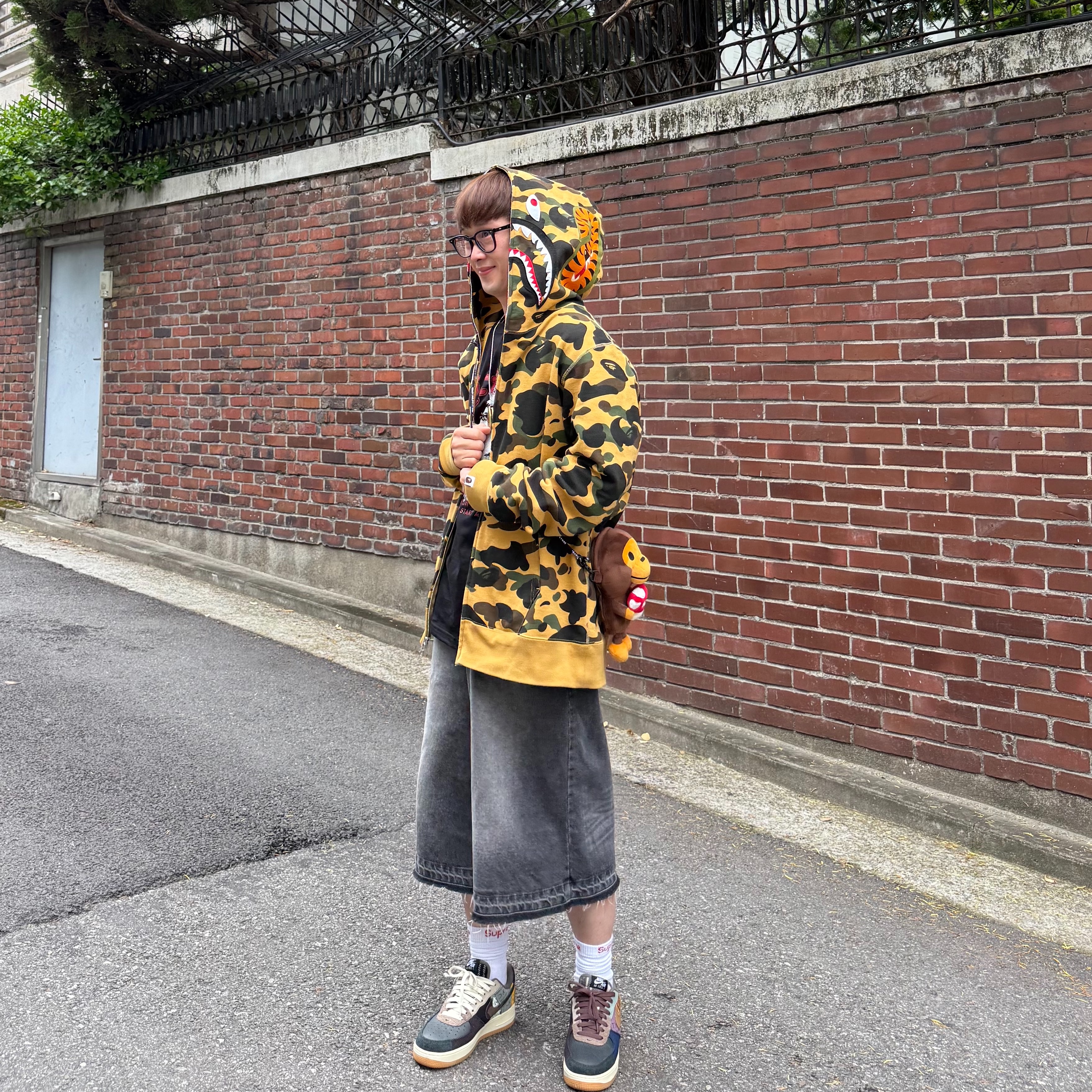BAPE 1st Camo Shark Full Zip Hoodie Yellow, Nike x Travis Scott Air Force 1 Low Cactus Jack 착용 스타일 - 2