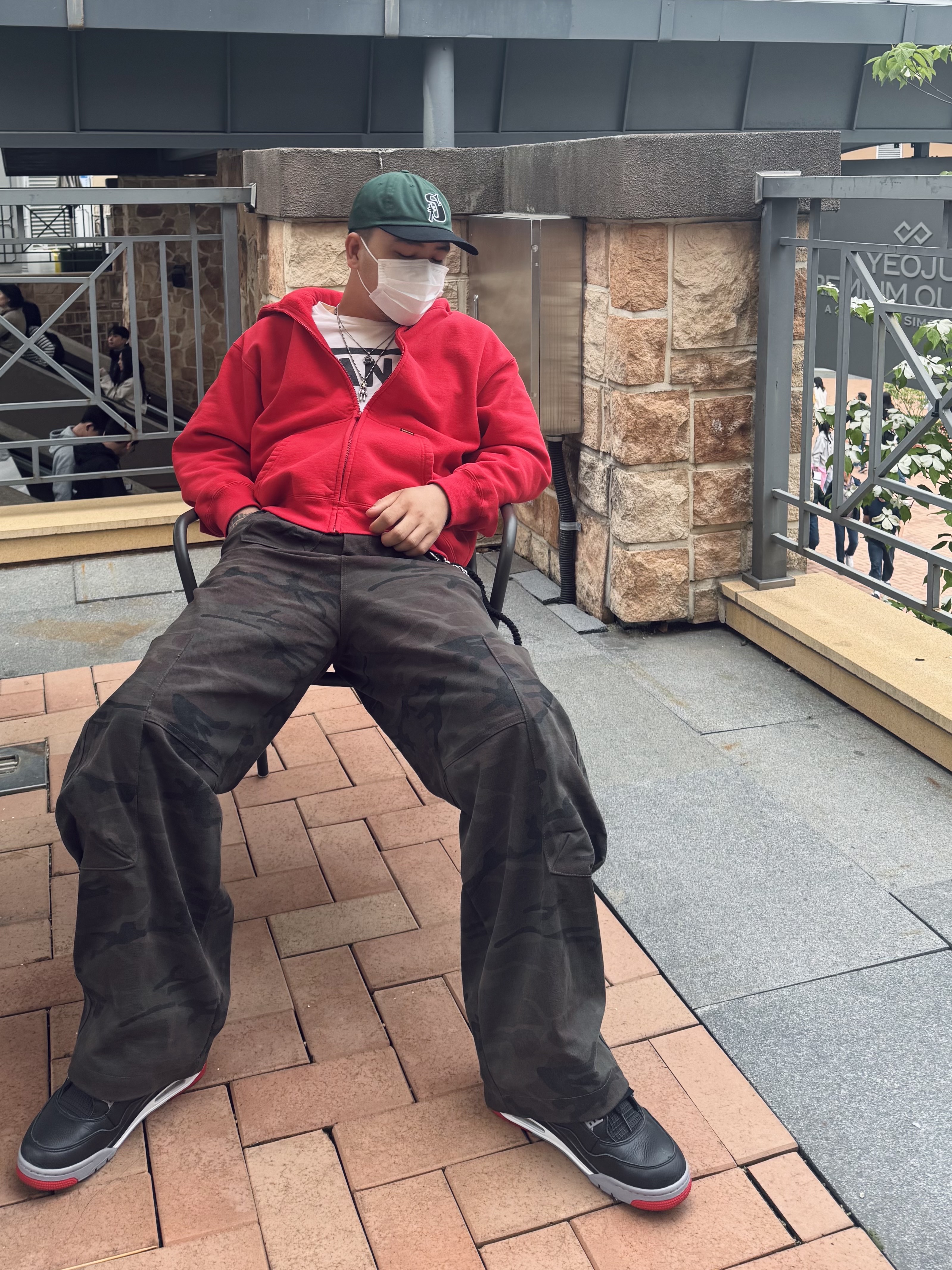 Jordan 4 Retro Bred Reimagined, Karactor Lumping Cargo Pants Camo 착용 스타일