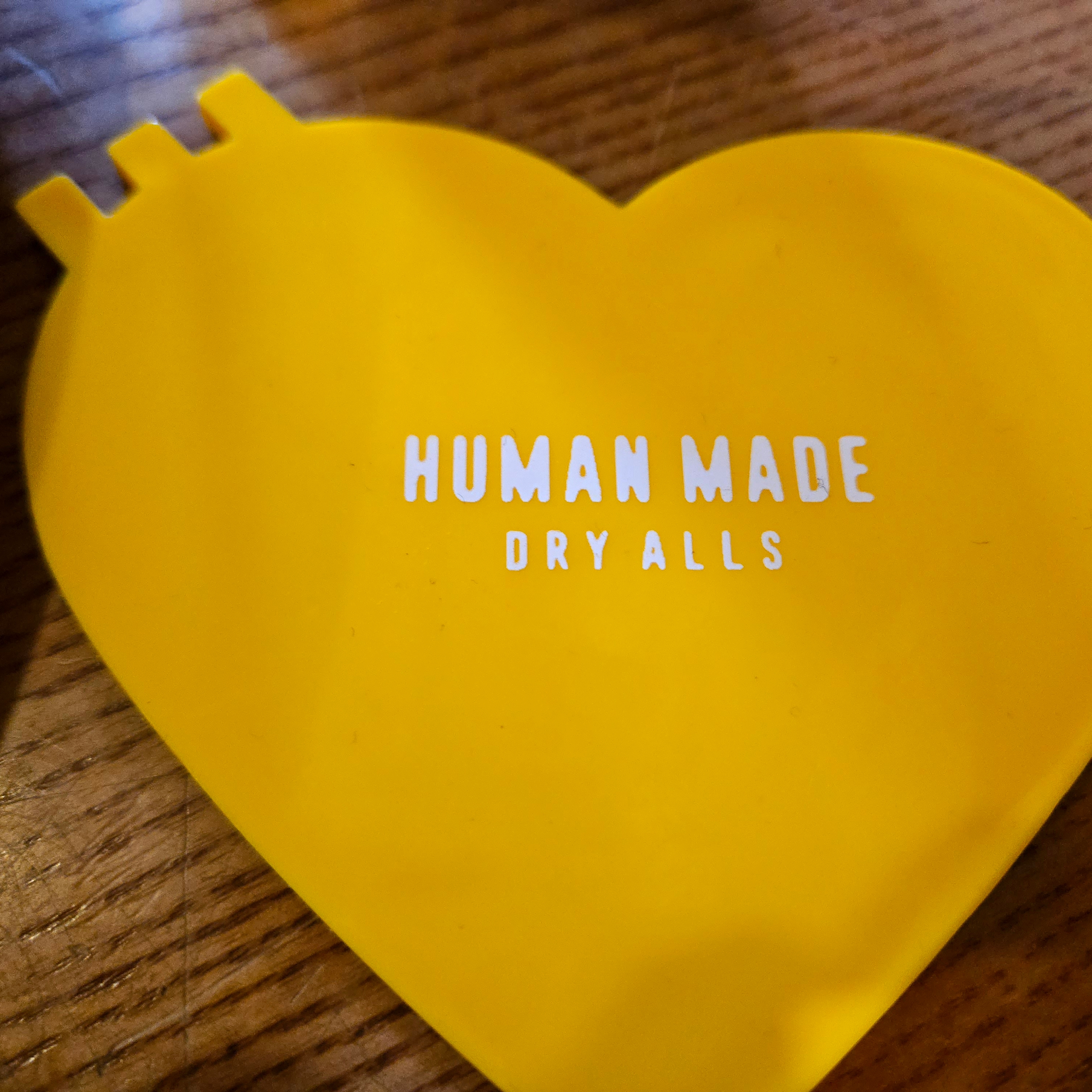 Human Made Heart Rubber Coaster Yellow, NewJeans x Murakami Metal Keyring Flower 착용 스타일 - 6