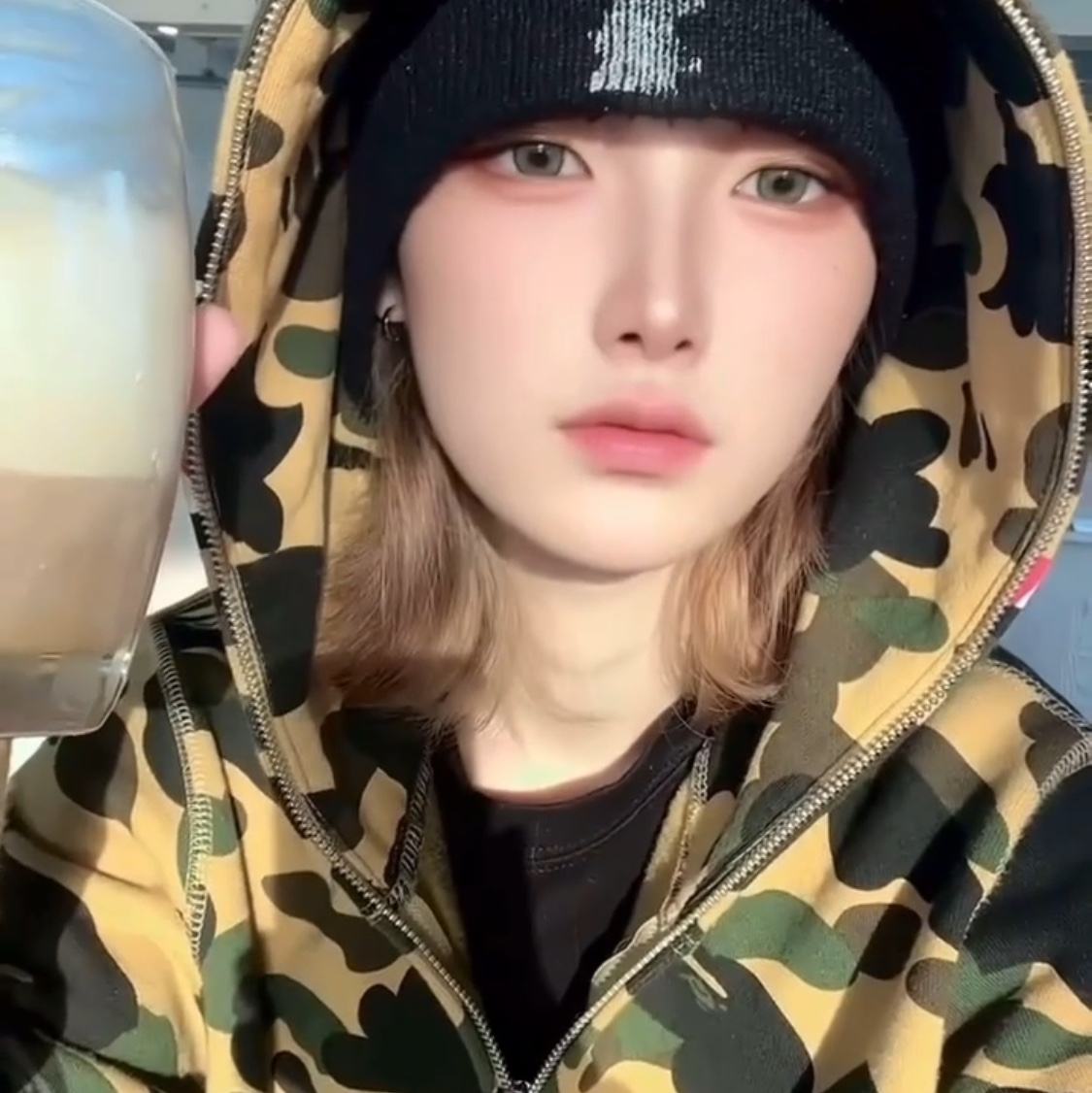 BAPE 1st Camo Shark Full Zip Hoodie Yellow 착용 스타일 - 2
