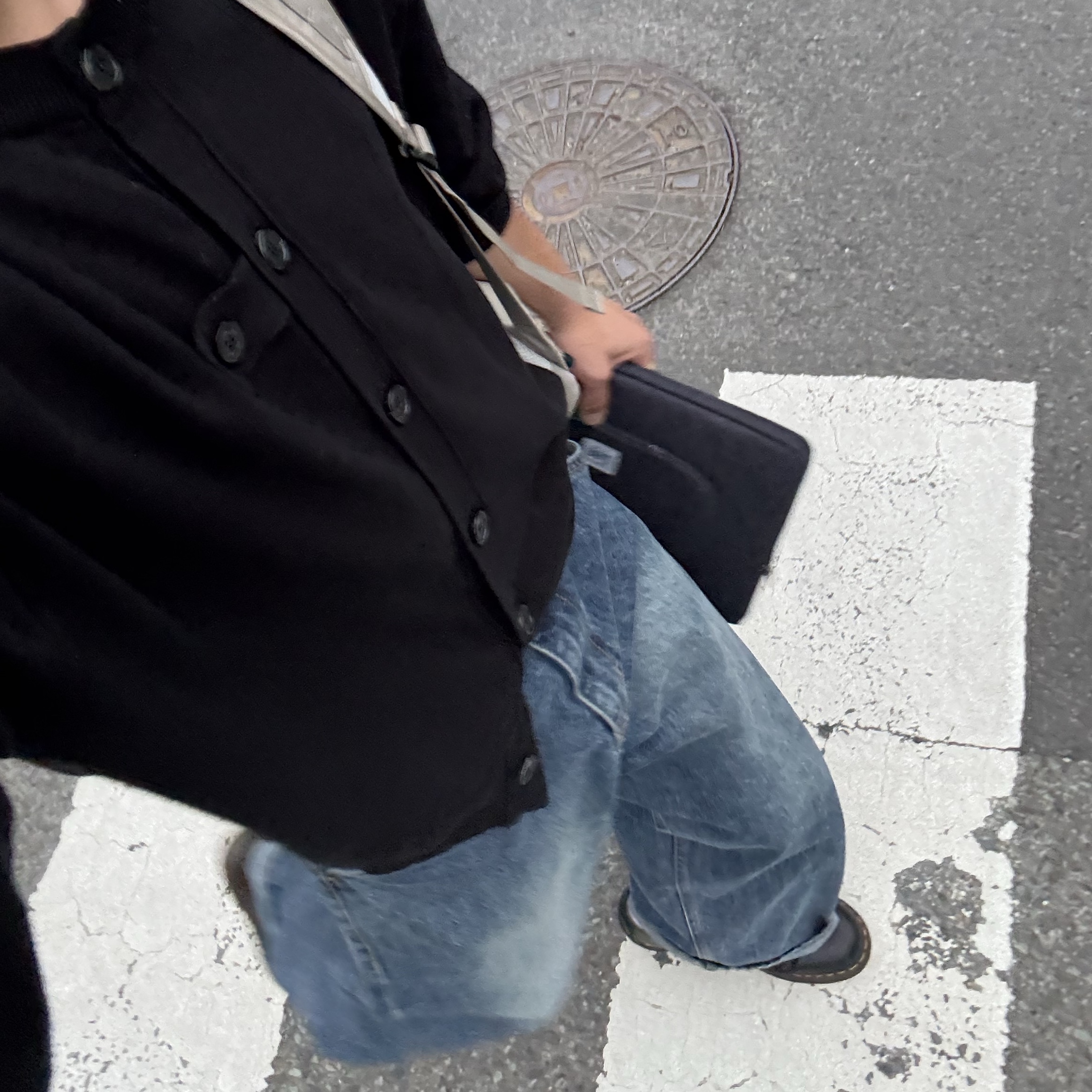 Dr. Martens 1461 Smooth Black, Hatchingroom Wide Curve Jeans Washed Blue 착용 스타일 - 3