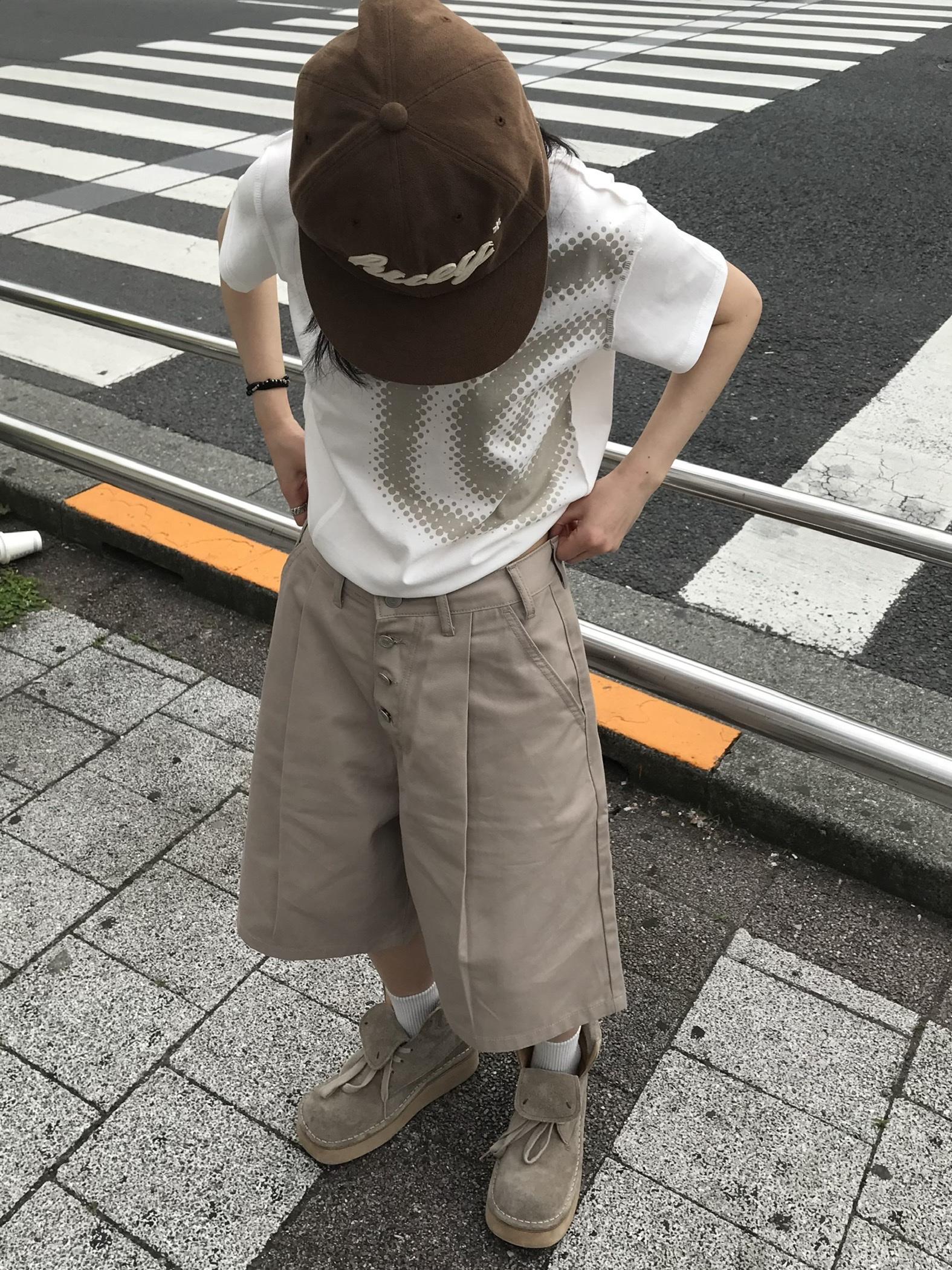 [KREAM 단독] Huey Applique Cap Brown, Huey Inside Out Narutomaki Tee White 착용 스타일 - 1