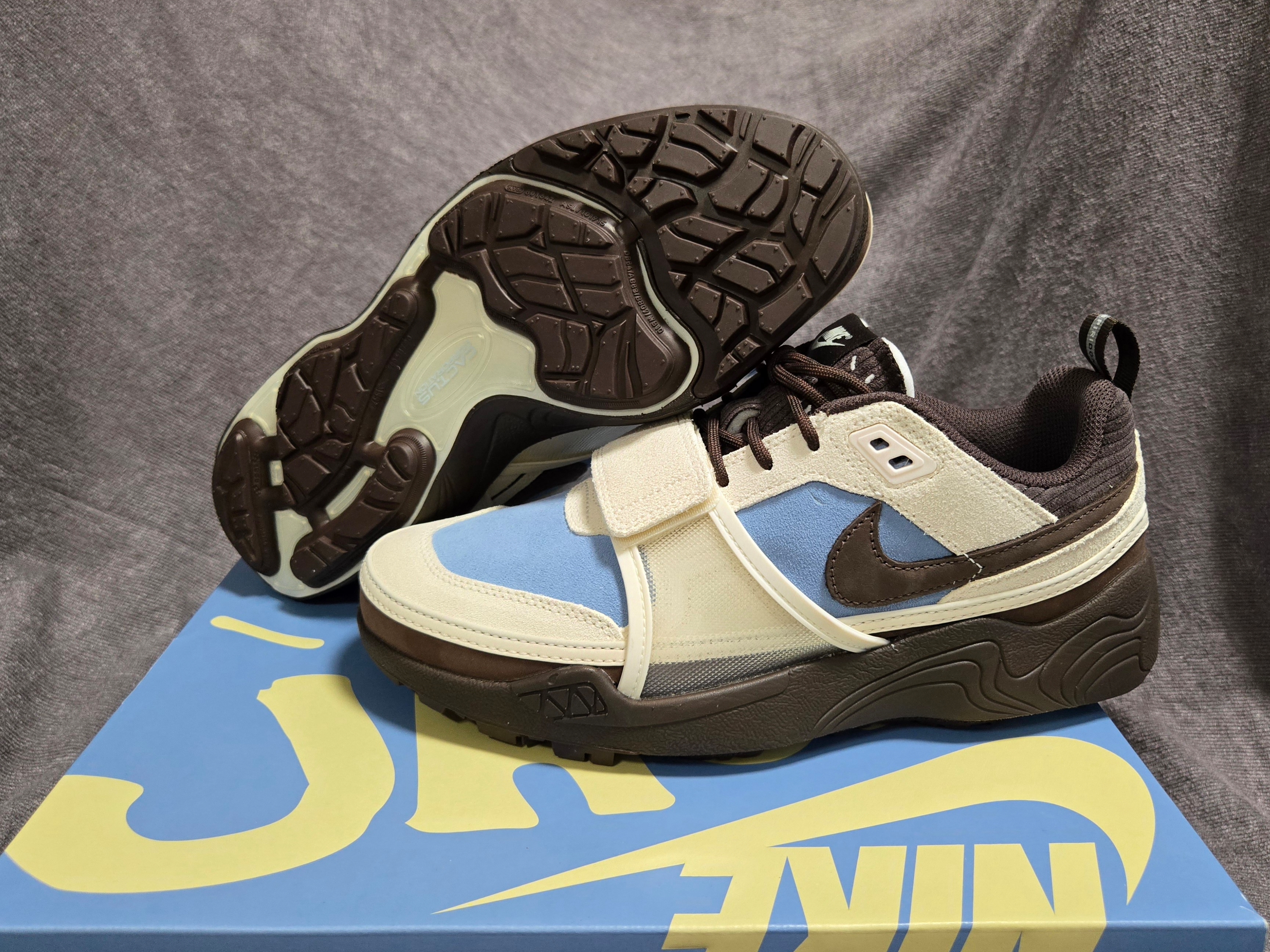 Nike x Travis Scott Zoom Field Jaxx Pale Ivory and Leche Blue 착용 스타일 - 2
