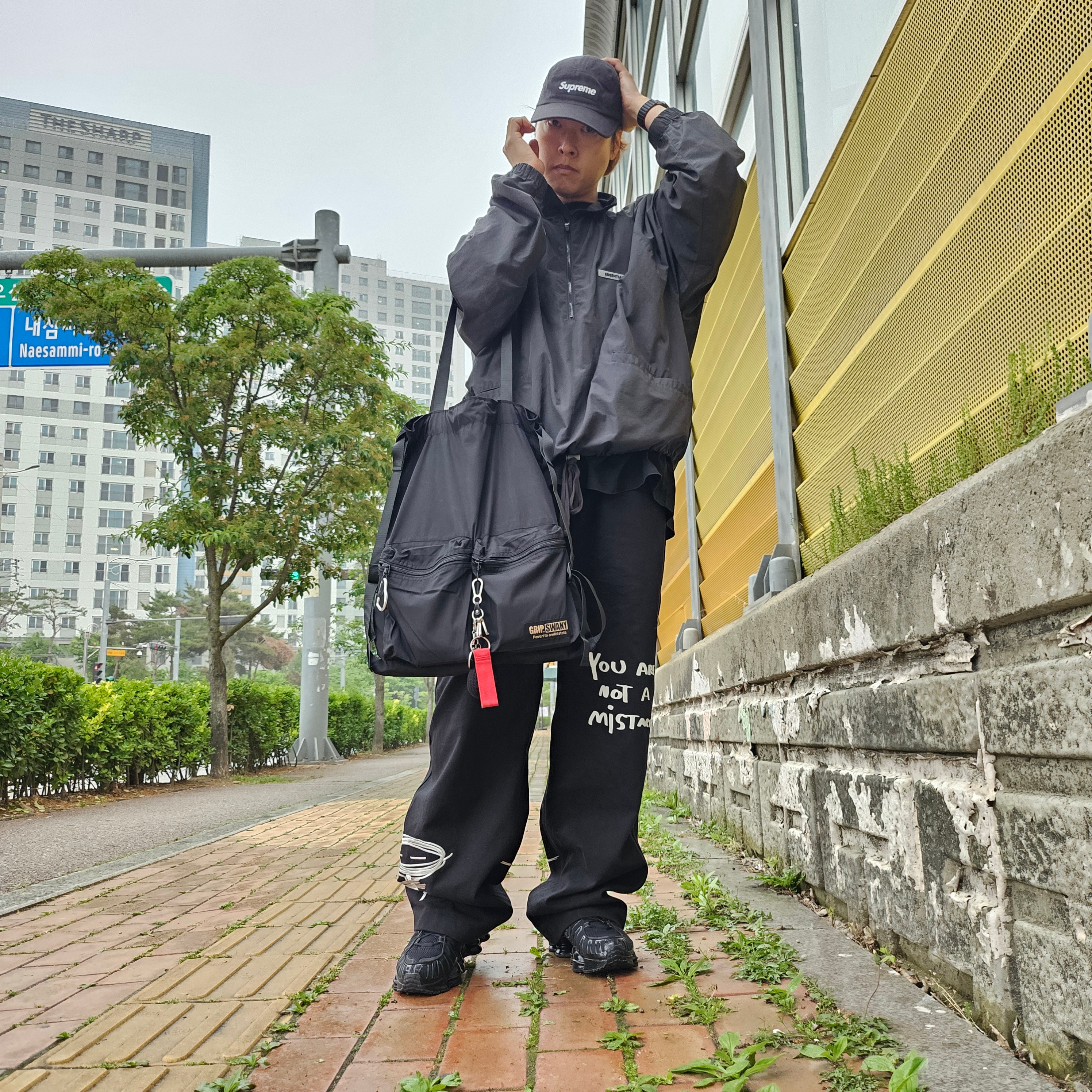 Supreme Washed Chino Twill Camp Cap Black, Supreme Webbing Keychain Red - 23SS 착용 스타일 - 1